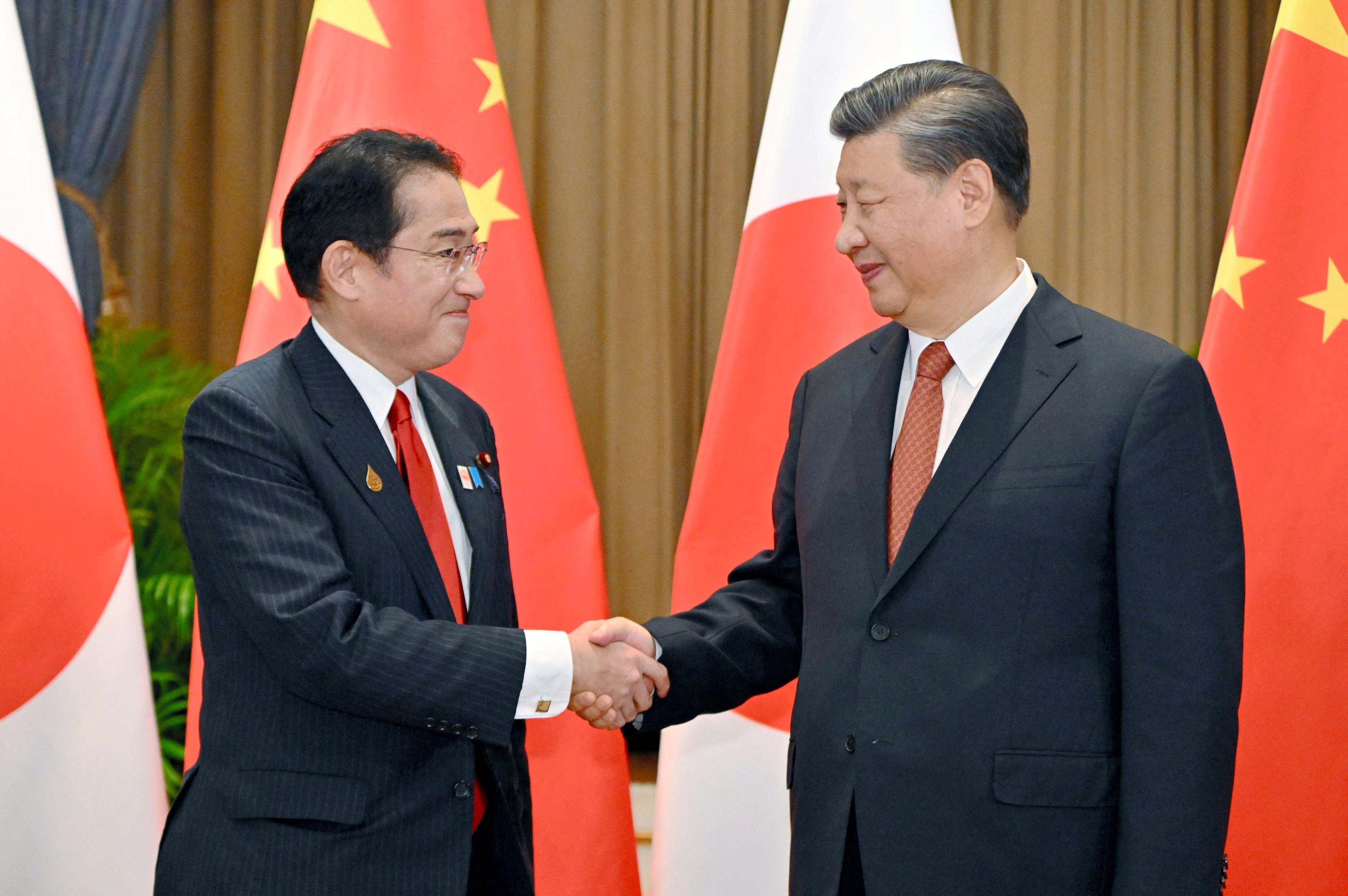 El primer ministro de Japón, Fumio Kishida, se reunió con el presidente chino Xi Jinping, en Bangkok (Mandatory credit Kyodo via REUTERS)