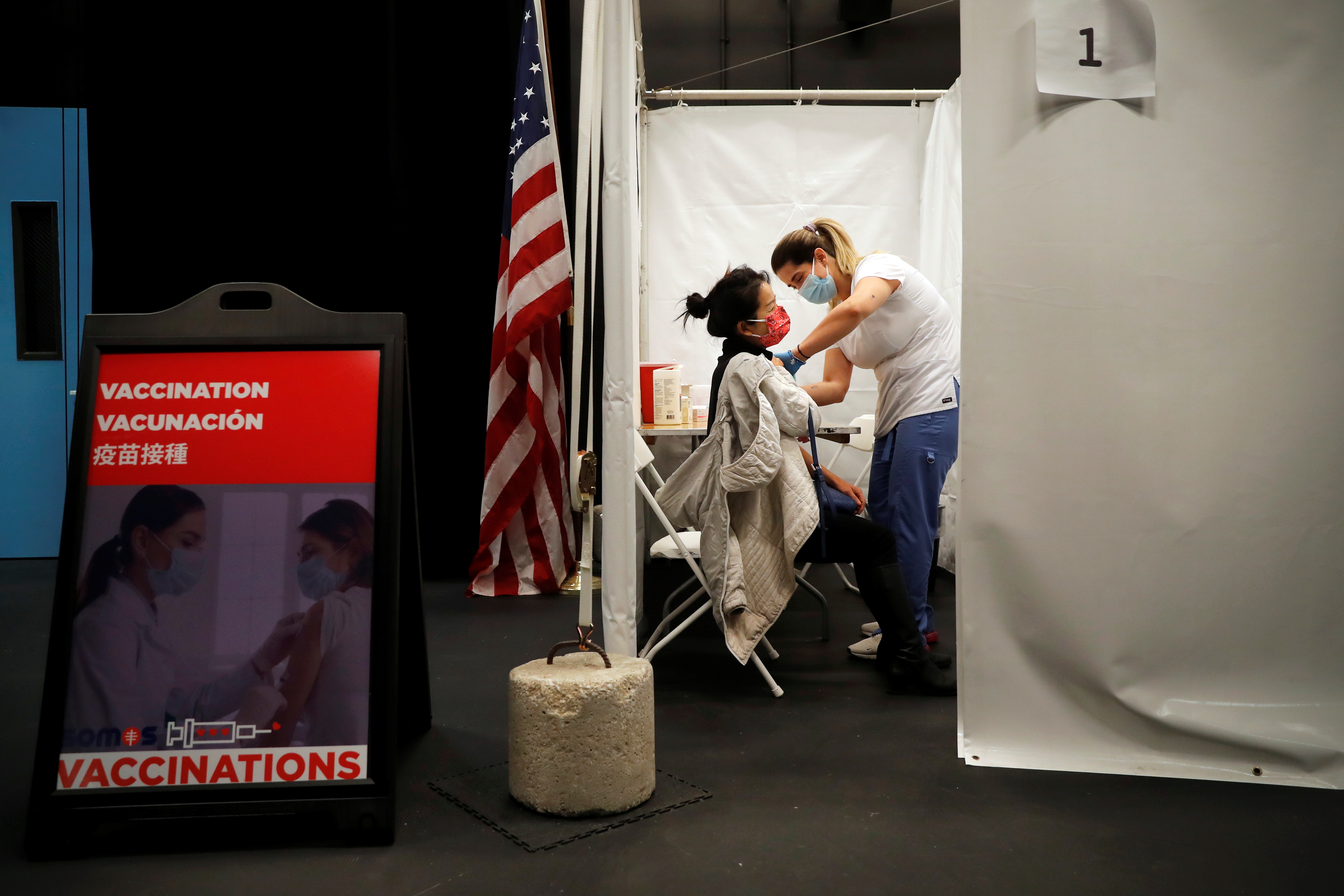 Un trabajador sanitario administra una inyección de la vacuna Moderna COVID-19 a una mujer en un centro de vacunación emergente operado por SOMOS Community Care durante la pandemia de la enfermedad del coronavirus (COVID-19) en Manhattan en la ciudad de Nueva York, Nueva York, Estados Unidos, 29 de enero de 2021. REUTERS