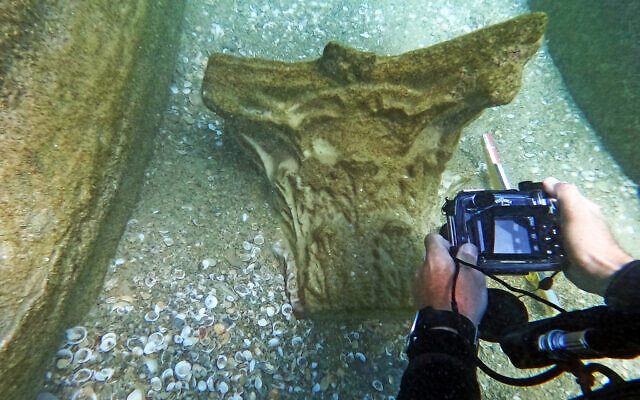 Un nadador encontró un tesoro de 1.800 años de antigüedad en el fondo del mar a 200 metros de la costa