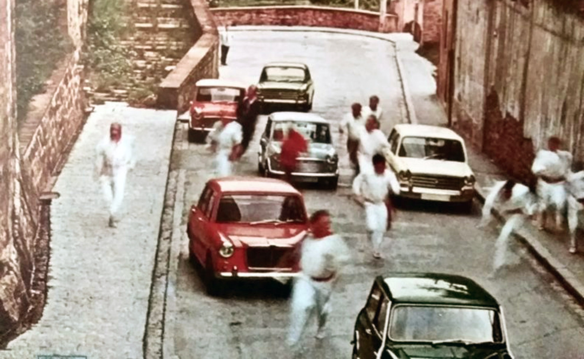 La primera vez que la publicidad utilizó los encierros de San Fermín para promocionar autos, fue en 1972, y también se relacionaron con la marca Mini