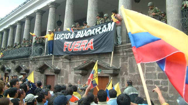 El retorno de Abdalá Bucaram incrementó el descontento social que llevó a la caída del gobierno de Lucio Gutiérrez. (Foto: Descubrir.online).