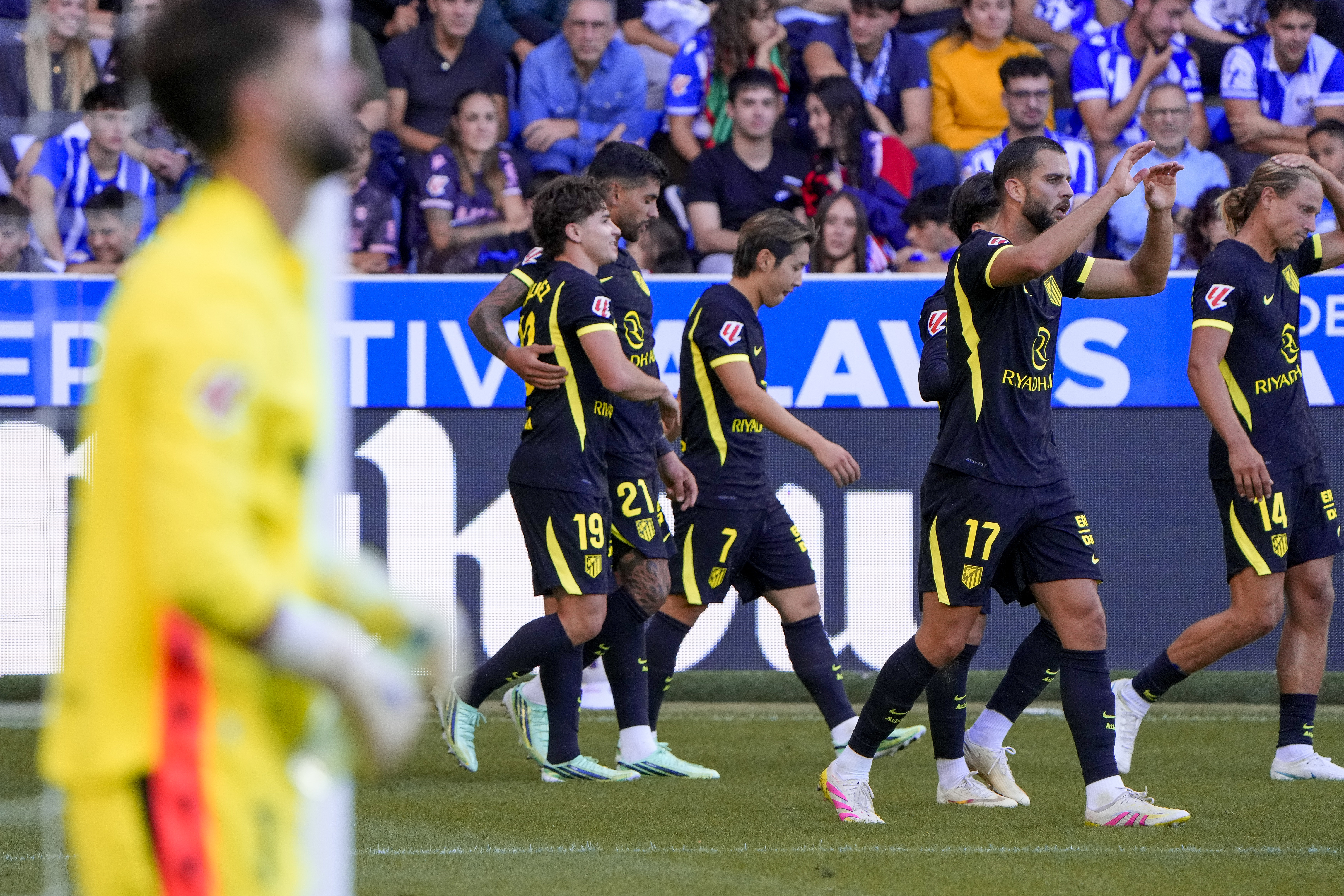 Una brutal patada a Julián Álvarez que terminó en roja y el cabezazo agónico del Cuti Romero: Atlético Madrid ganó y pelea por la cima