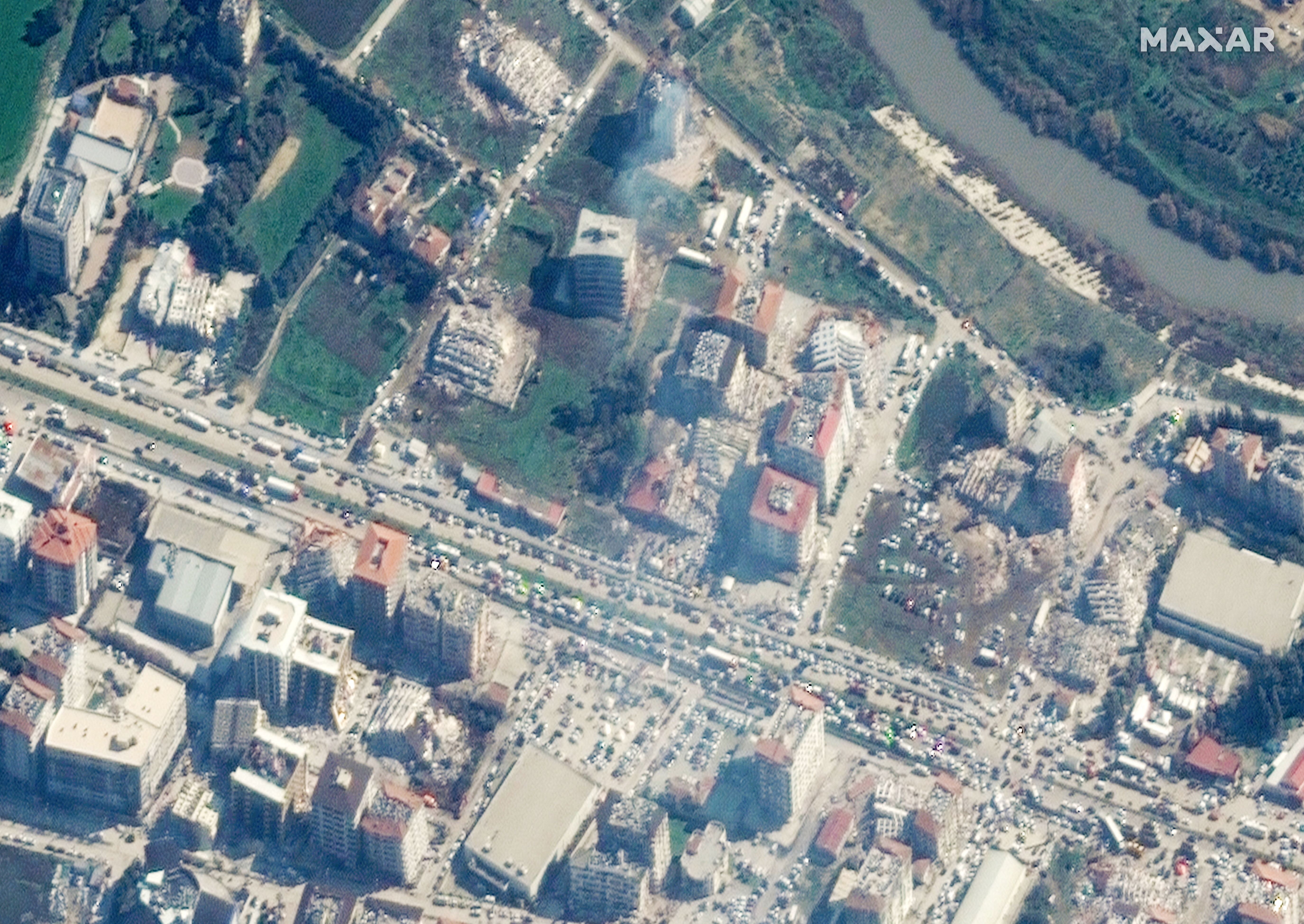 Así quedaron los edificios derrumbados y humeantes después de un terremoto en Antakya, Turquía, el 8 de febrero de 2023. Imagen satelital ©2023 Maxar Technologies/Handout via REUTERS 
