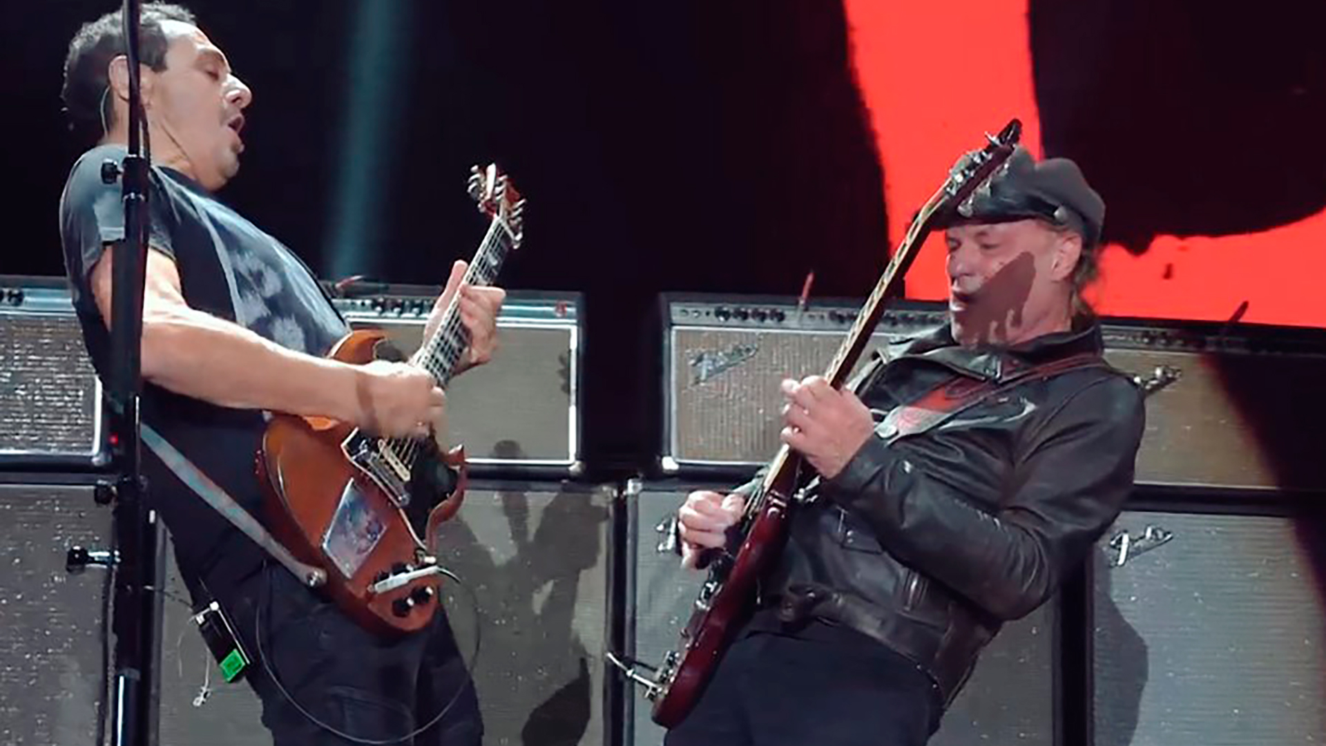 Ricardo Mollo y Chizzo Nápoli, en un duelo de guitarras durante "Sobrio a las piñas" (Fotos: capturas tv)