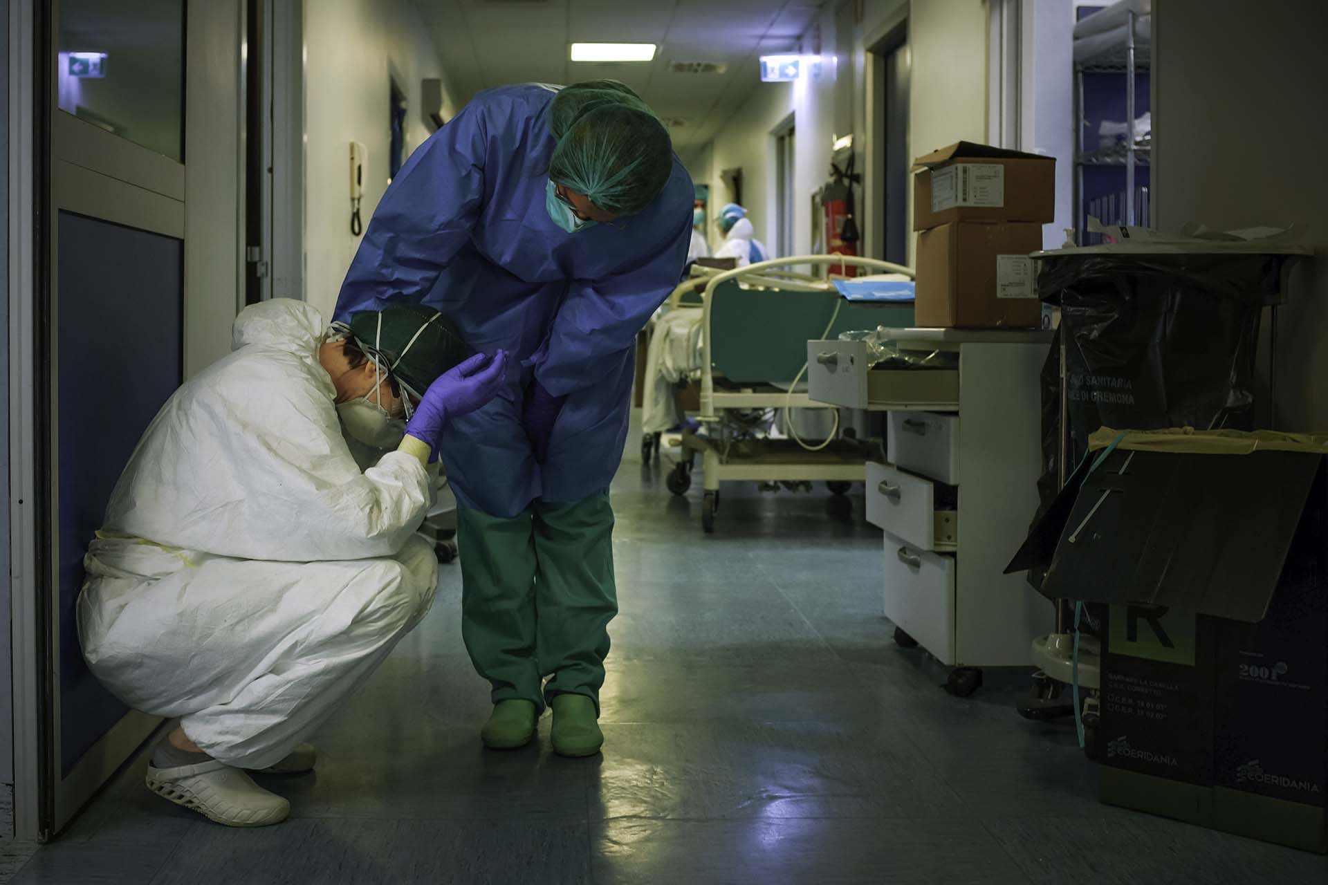 Una enfermera da consuelo a otra durante el cambio de turno en otra jornada interminable en el hospital de Cremona en Milan, Italia, durante la etapa más cruel de la pandemia en ese país (13 de marzo)