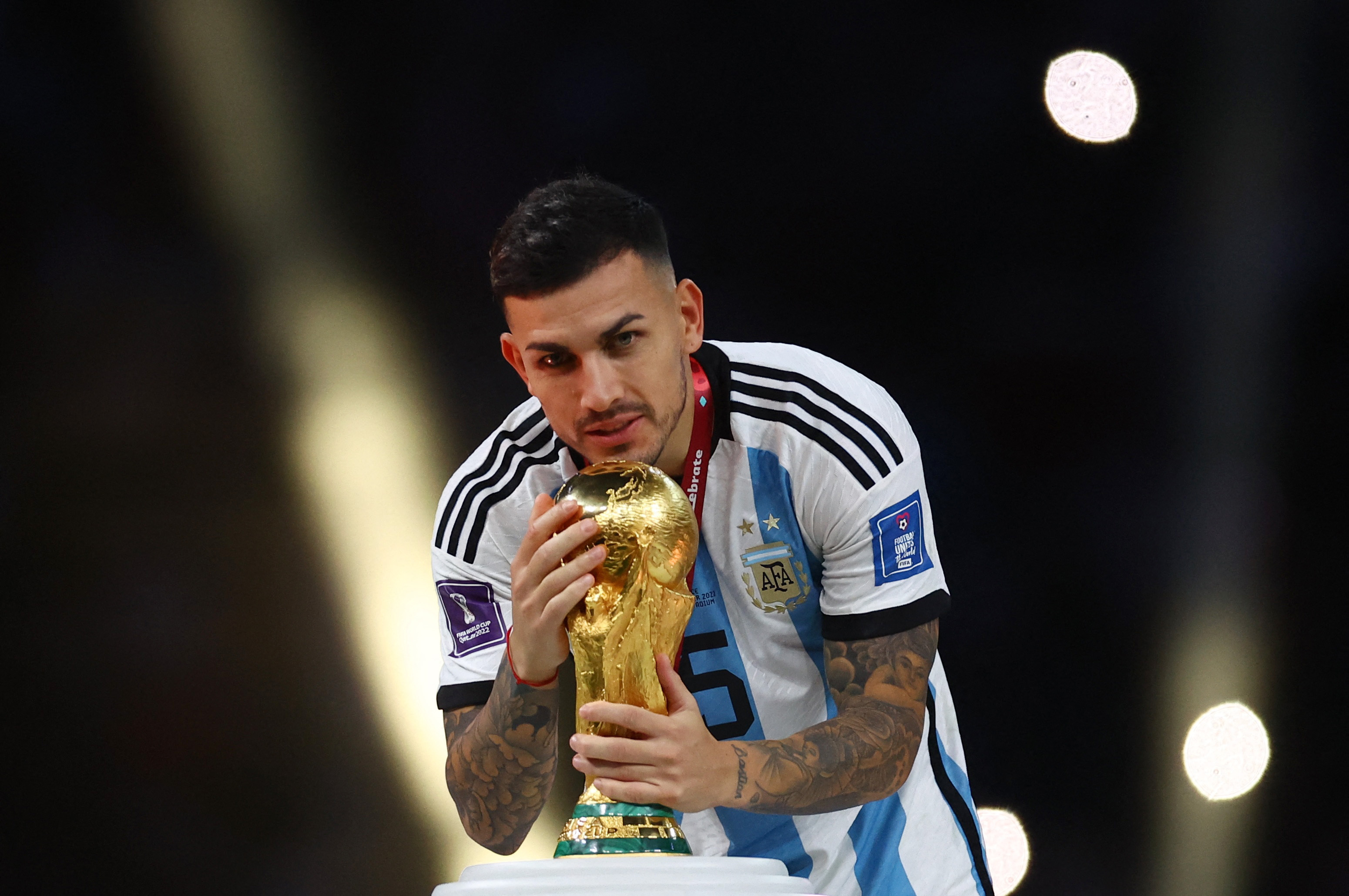 Leandro Paredes y el trofeo más preciado de todos: la Copa del Mundo (REUTERS/Kai Pfaffenbach)