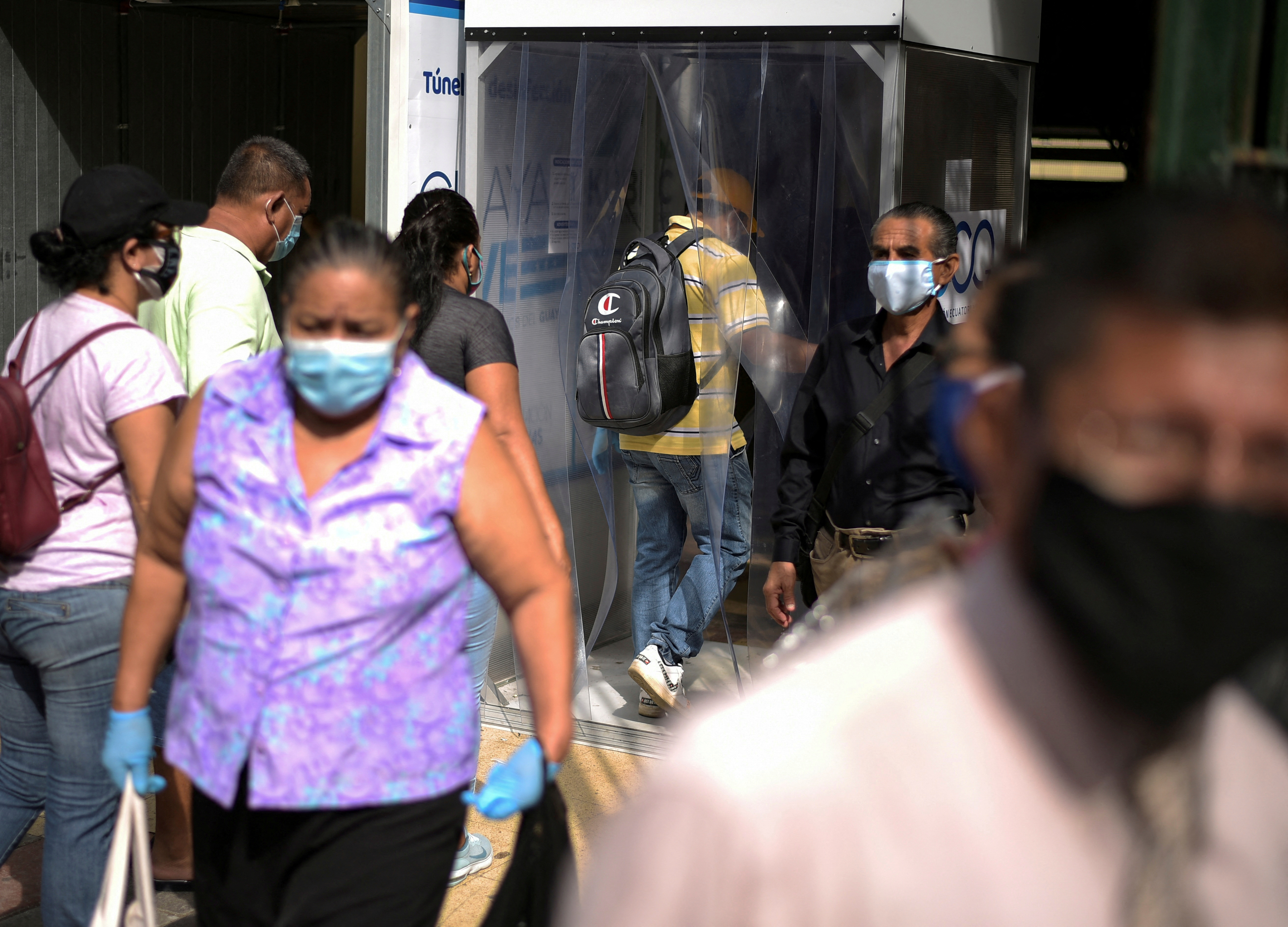 Las autoridades recomiendan en aislamiento voluntario y uso de mascarilla en todo lugar para las personas que resulten positivas para coronavirus. (REUTERS/Vicente Gaibor del Pino)