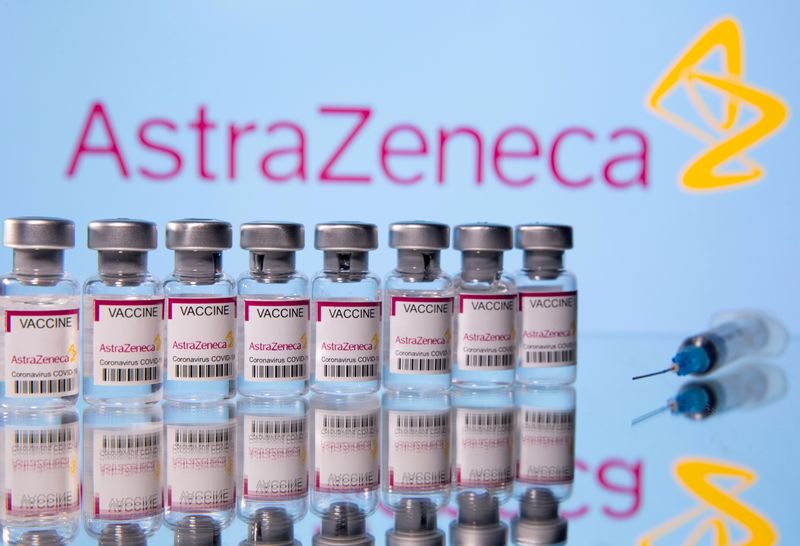 FOTO DE ARCHIVO: Viales con la etiqueta "Astra Zeneca COVID-19 Coronavirus Vaccine" y una jeringa ante un logotipo de AstraZeneca mostrado en esta foto de ilustración tomada el 14 de marzo de 2021. REUTERS/Dado Ruvic