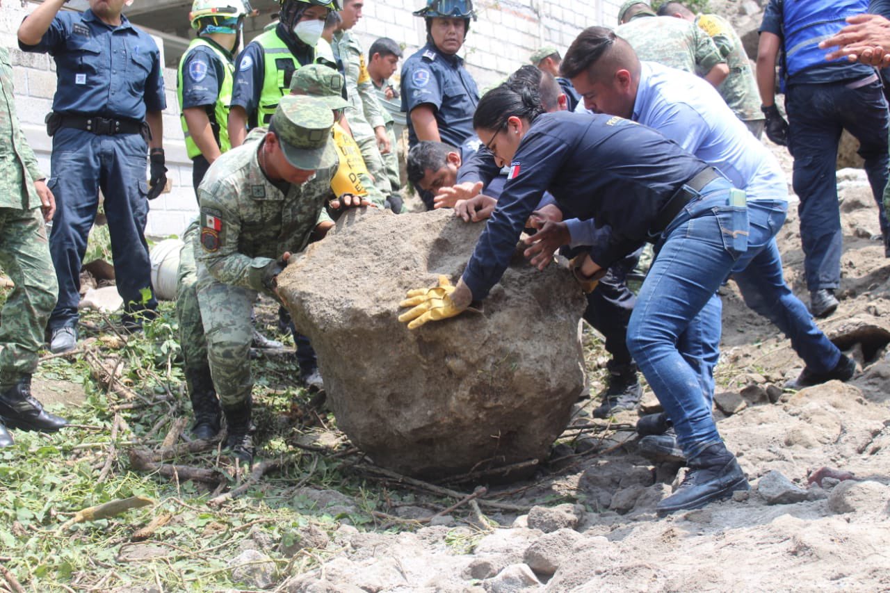 Las autoridades han rescatad a cuatro personas: tres adultos y un menor (Foto: Facebook/proteccion.civilmorelos)
