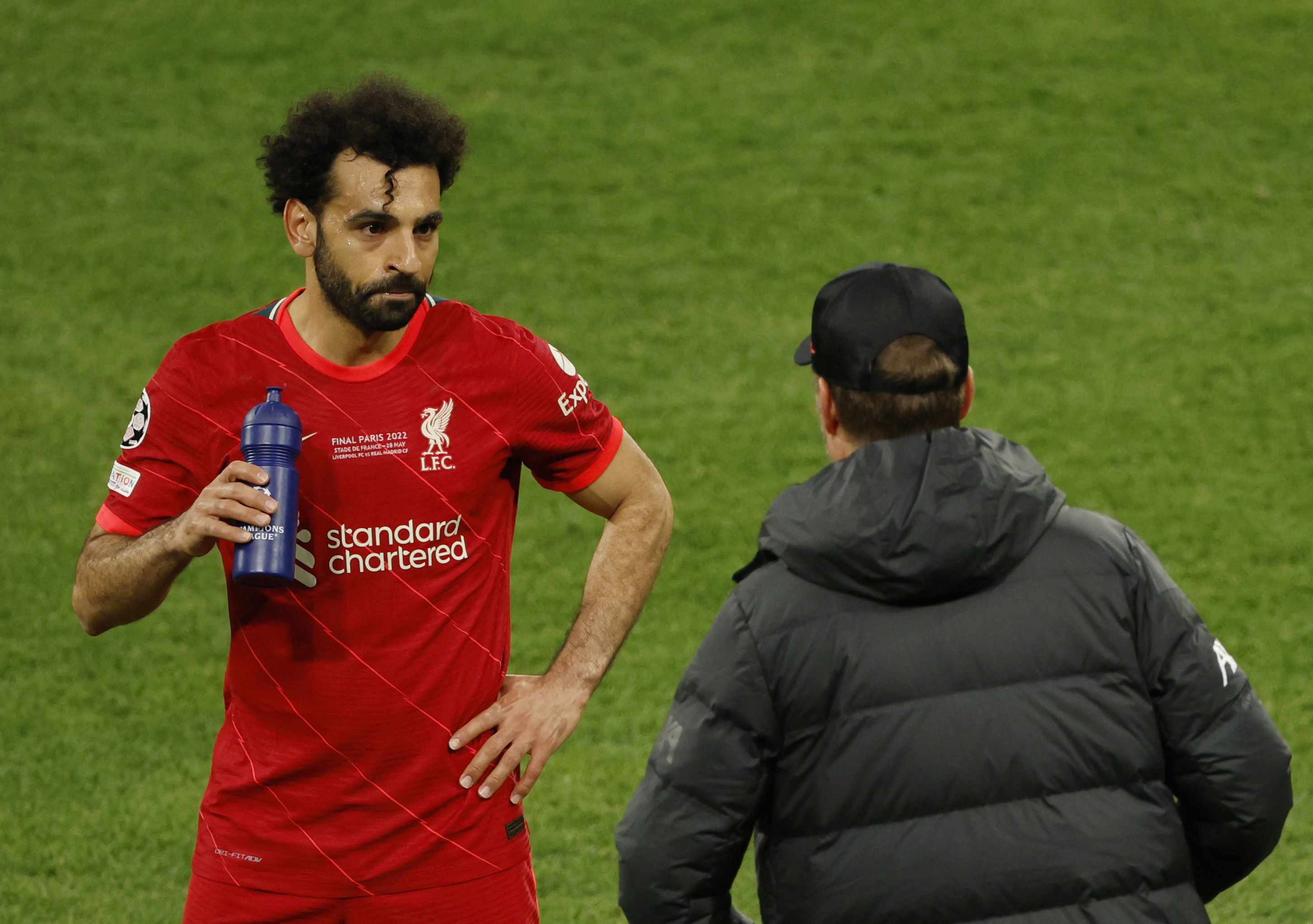 Jürgen Klopp habla con Mohamed Salah en los minutos finales de la final de la Champions League.