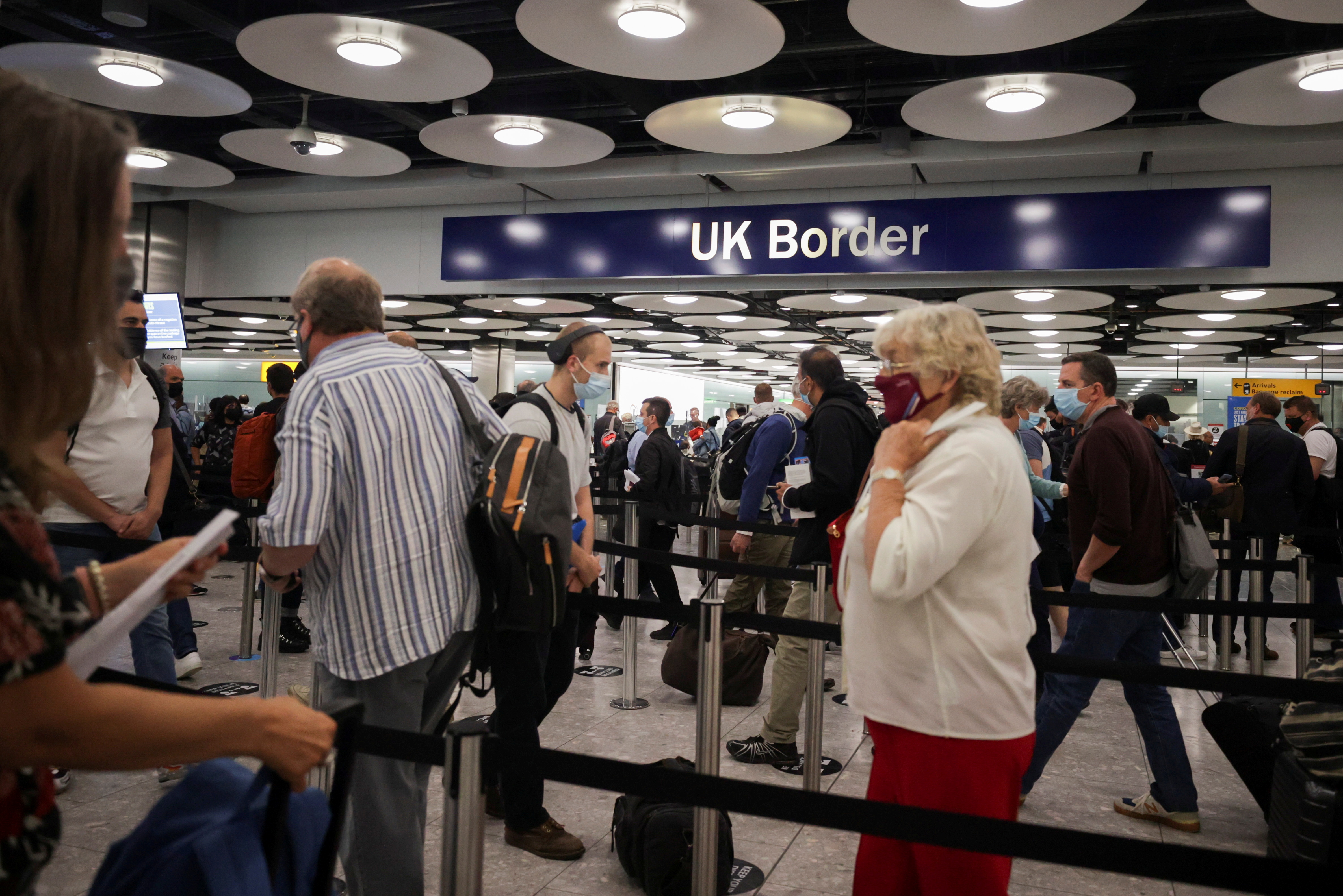 Pasajeros arriban al control fronterizo en la Terminal 5 del aeropuerto de Heathrow (REUTERS/Hannah Mckay)