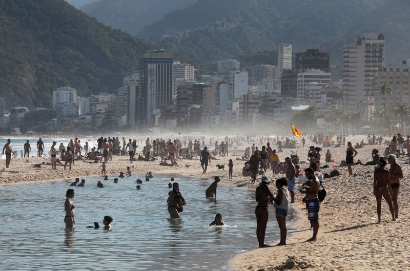 FOTO DE ARCHIVO: La gente disfruta de la playa de Ipanema en medio del brote de coronavirus en Río de Janeiro, Brasil. 9 de agosto de 2020. REUTERS/Ian Cheibub/File Photo