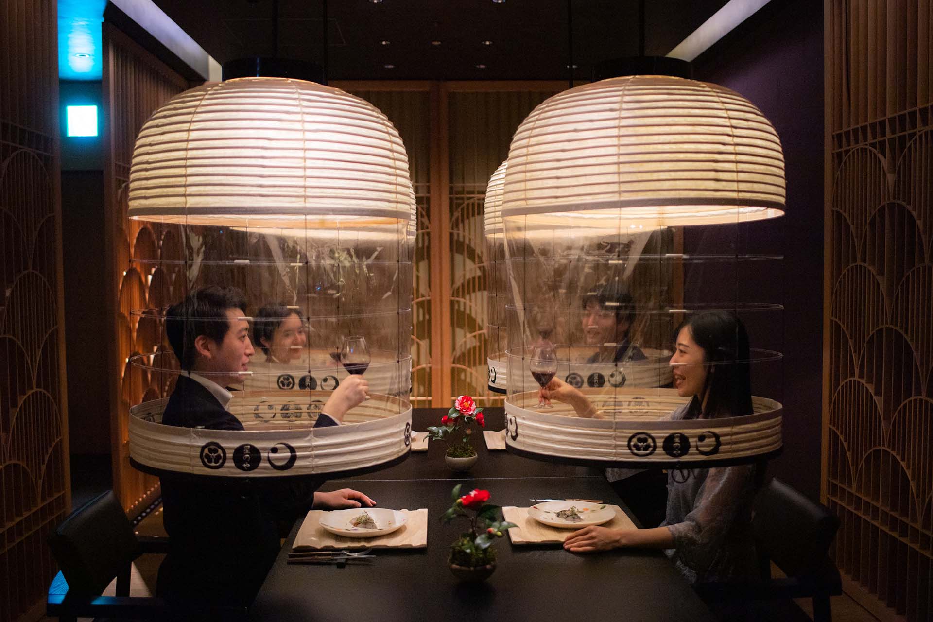 Mientras el mundo parece haber dejado atrás la pandemia del COVID-19, los trabajadores del hotel Hoshinoya en Tokyo muestran cómo es su "experiencia de cena con linternas". 