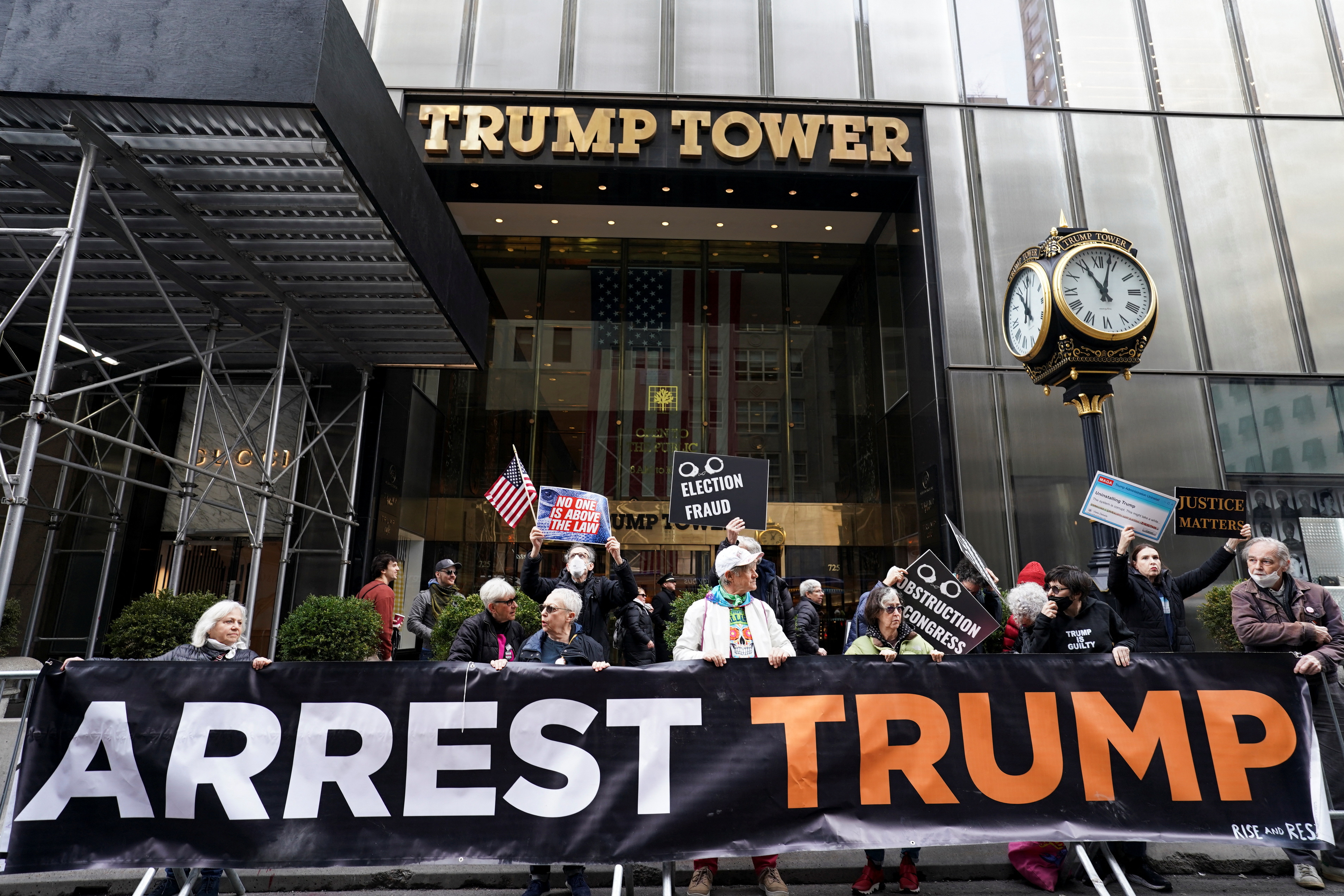 Manifestantes anti-Trump protestan frente a la Torre Trump en Nueva York (REUTERS/David 'Dee' Delgado)
