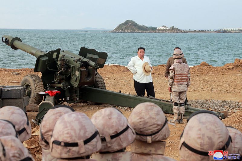 El líder norcoreano Kim Jong-un supervisa ejercicios militares en un lugar no revelado de Corea del Norte, en esta foto sin fecha publicada el 10 de octubre de 2022 por la Agencia Central de Noticias de Corea del Norte (KCNA). KCNA vía REUTERS
