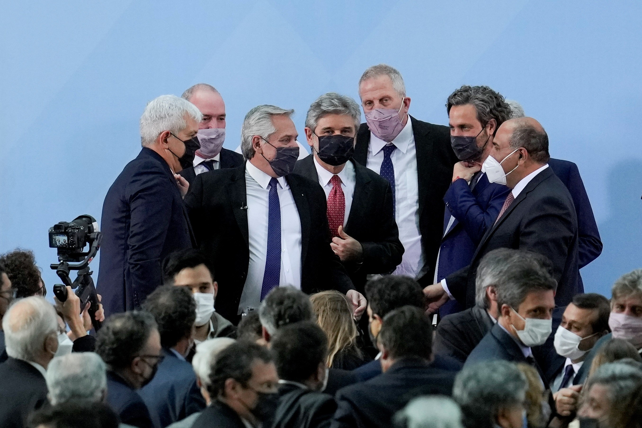 Alberto Fernández rodeado de sus nuevos ministros
