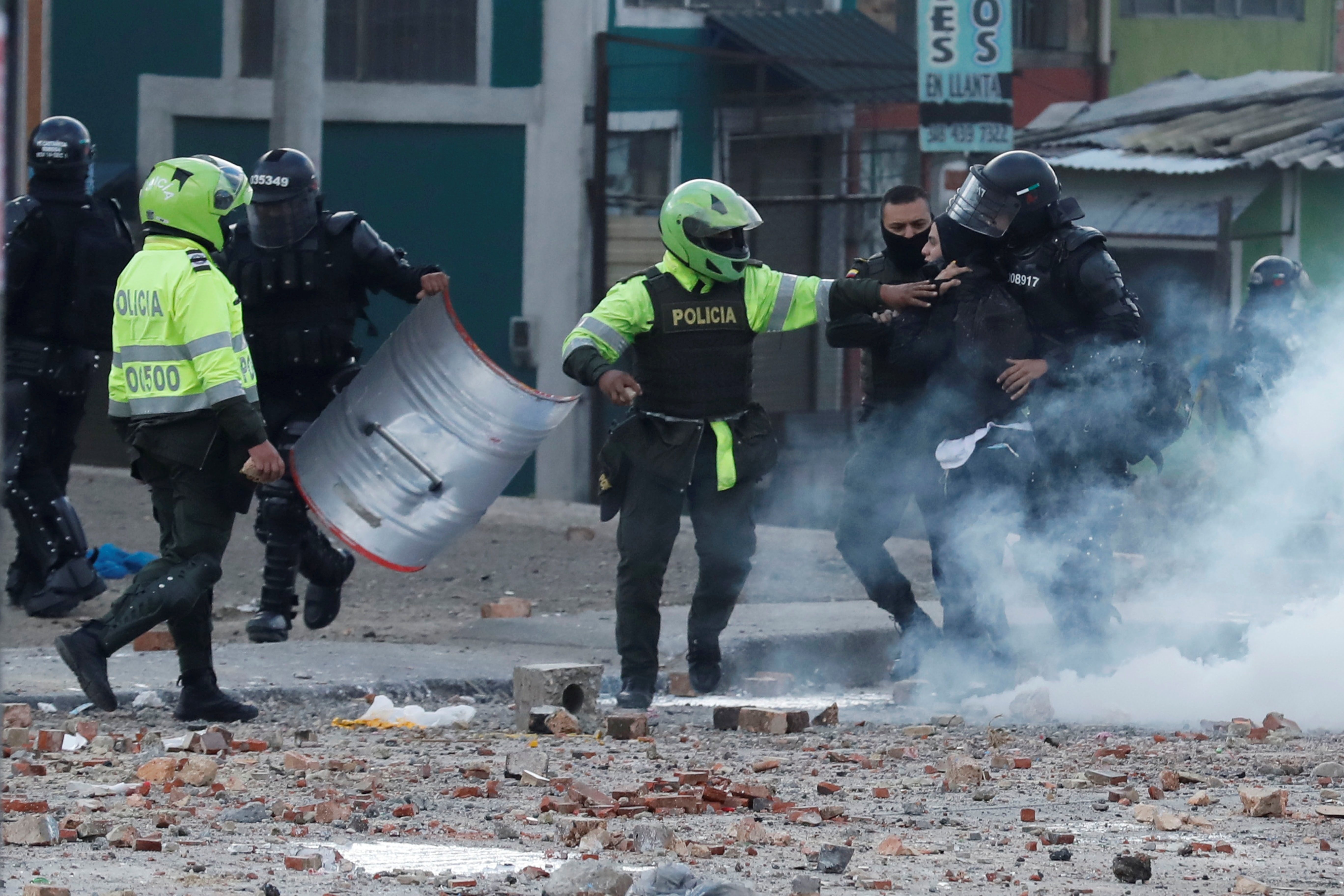 Policías detenidos por irregularidades durante el paro también podrían ser gestores de paz, aseguró el ministro Alfonso Prada