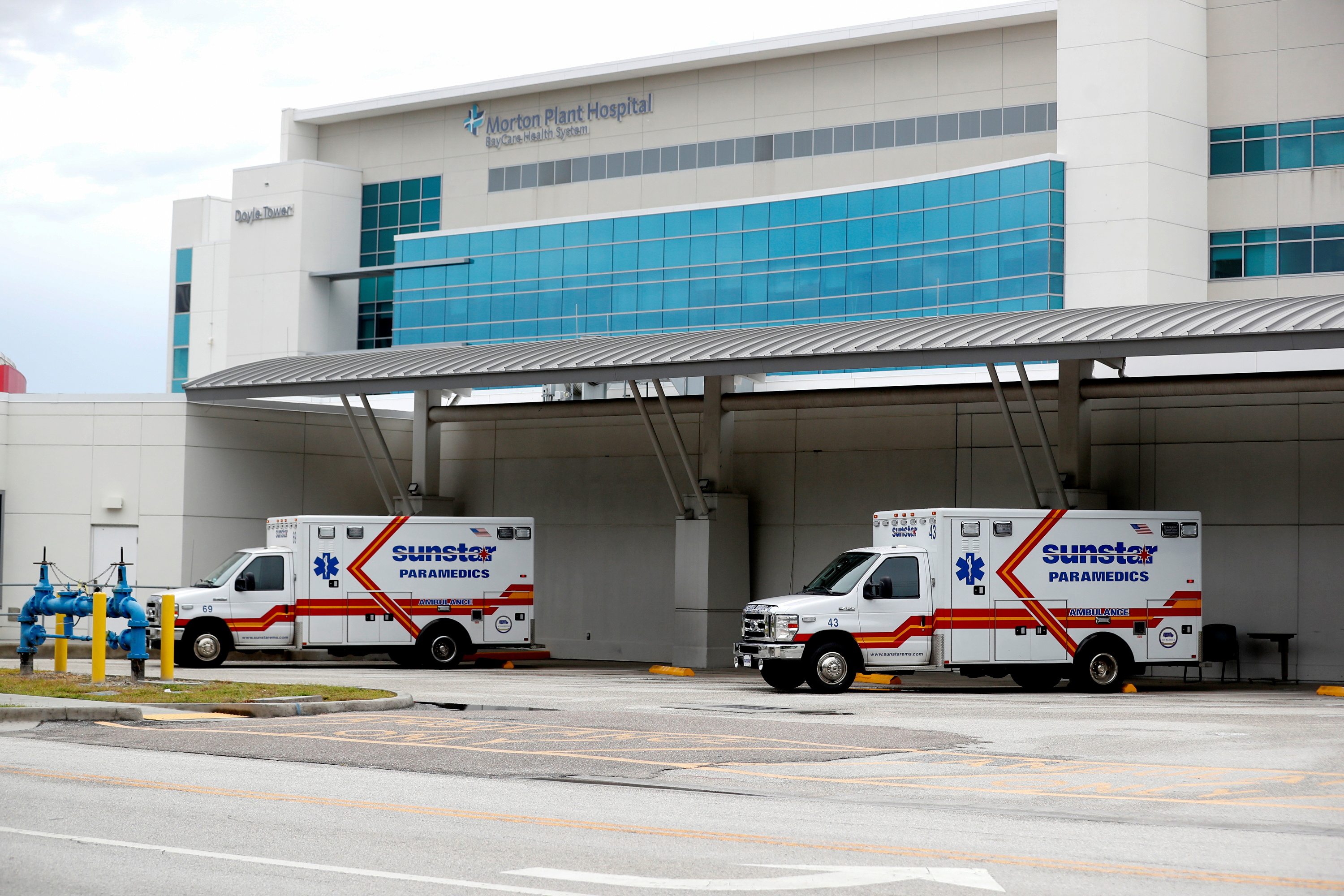 Ambulancias frente al Morton Plant Hospital en medio de un brote de enfermedad por coronavirus (COVID-19) en Clearwater, Florida, EE. UU., 3 de agosto de 2021. REUTERS / Octavio Jones