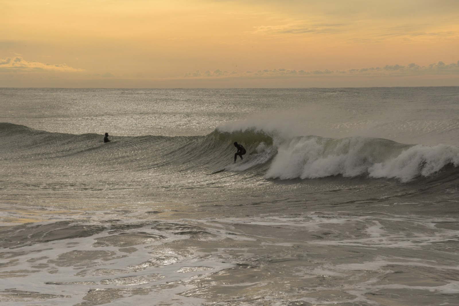 Una buena ola que debió esperar 110 días para ser aprovechada por un surfer.