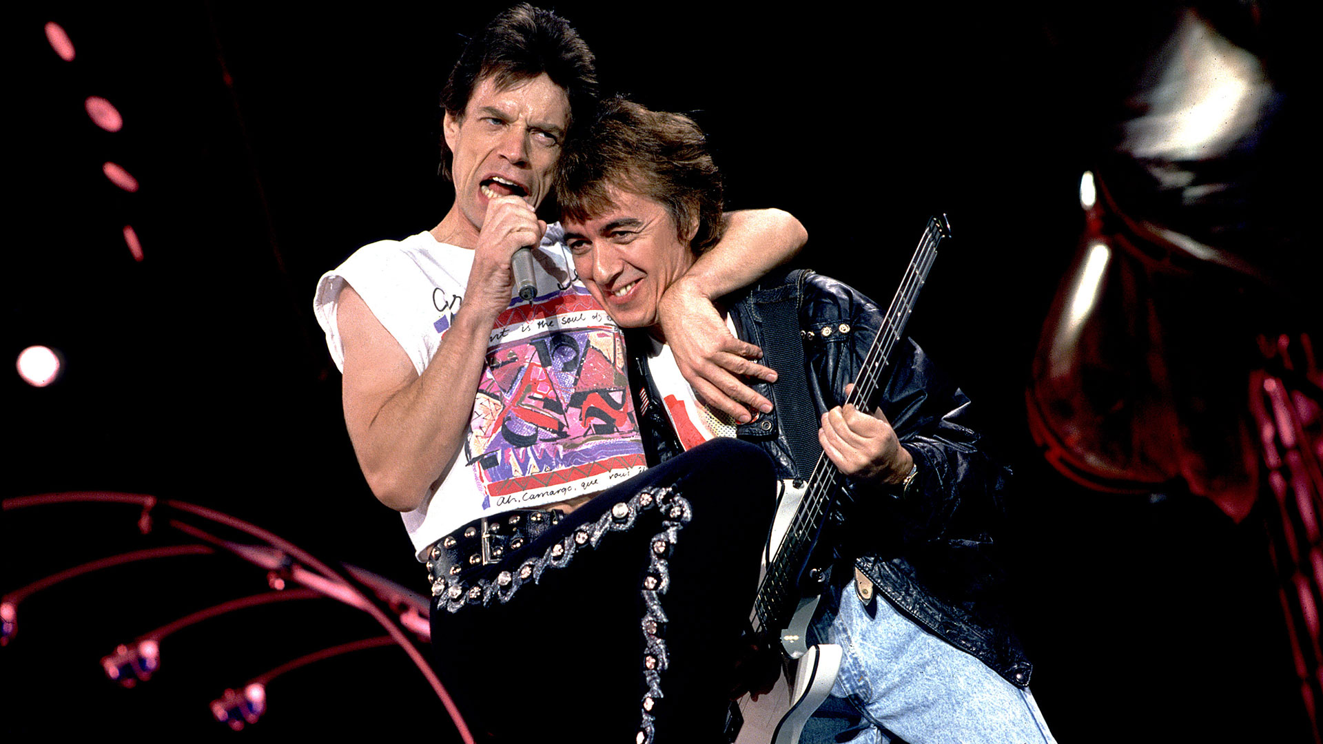 La relación con Mick Jagger siempre fue tirante. Wyman se sintió menospreciado por él. Jagger durante varios años creyó que el bajista regresaría a la banda (Photo by Paul Natkin/Getty Images)
