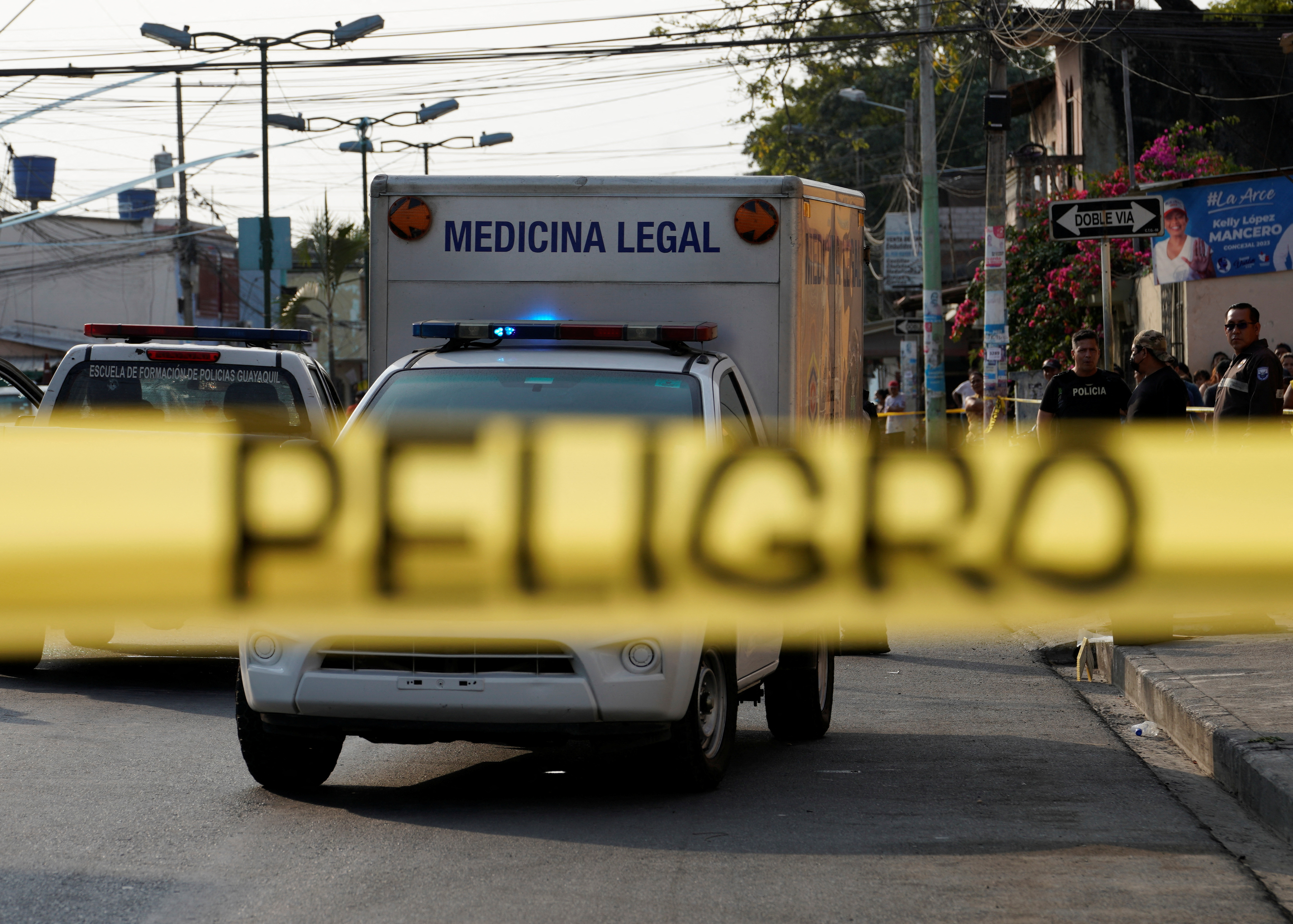 Masacre en una barbería en Ecuador: sicarios acribillaron a un hombre y a un niño que fue utilizado como “escudo humano”
