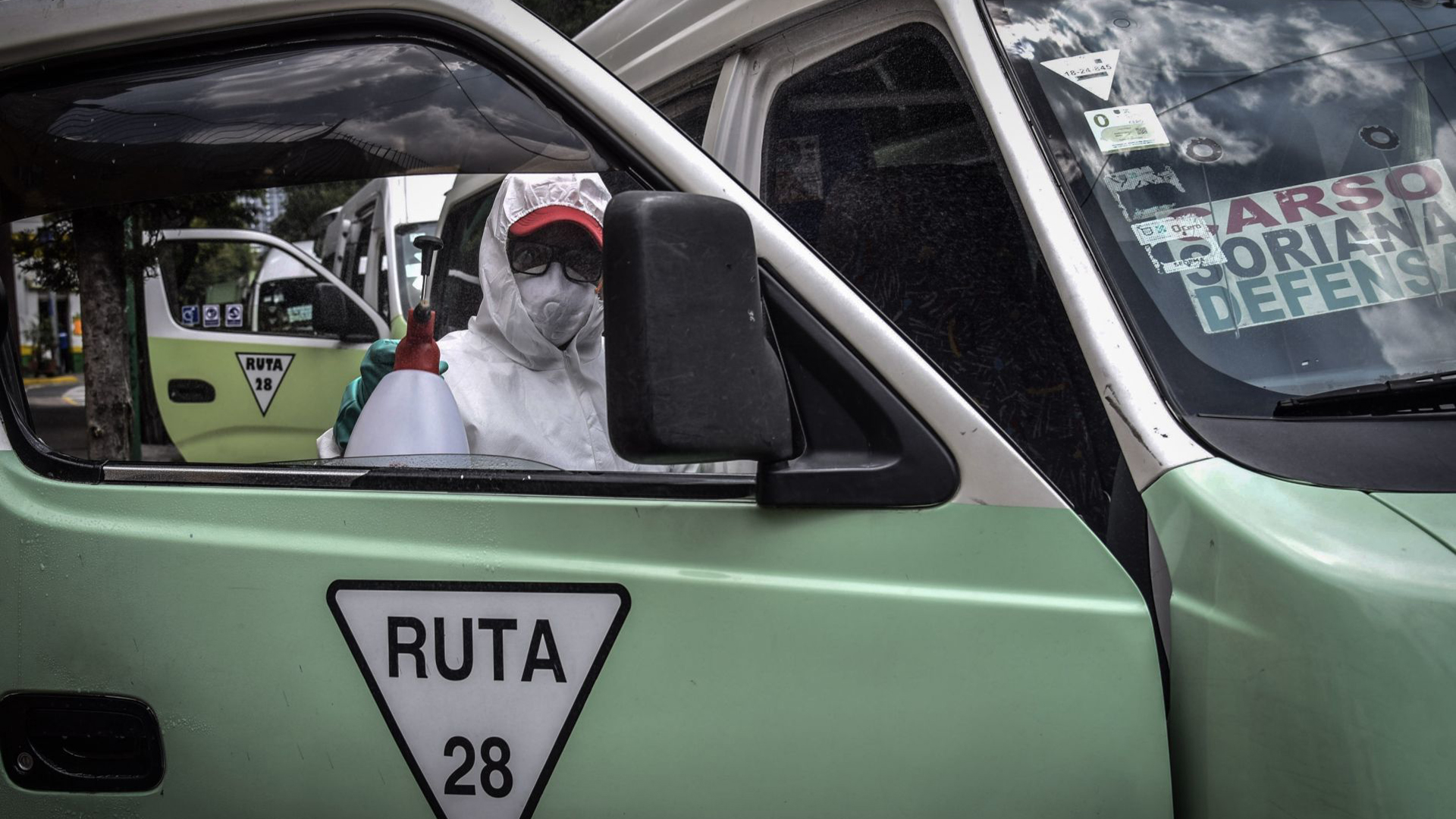 Las Unidades de Transporte Público de la Ruta 28 que corre de Metro Normal a San Joaquín en la base ubicada en Avenida México-Tacuba y Tonantzin, colonia Tlaxpana, alcaldía Miguel Hidalgo. La colonia es una de las que presenta mayor índice de contagios de COVID-19 (Foto: Cuartoscuro)