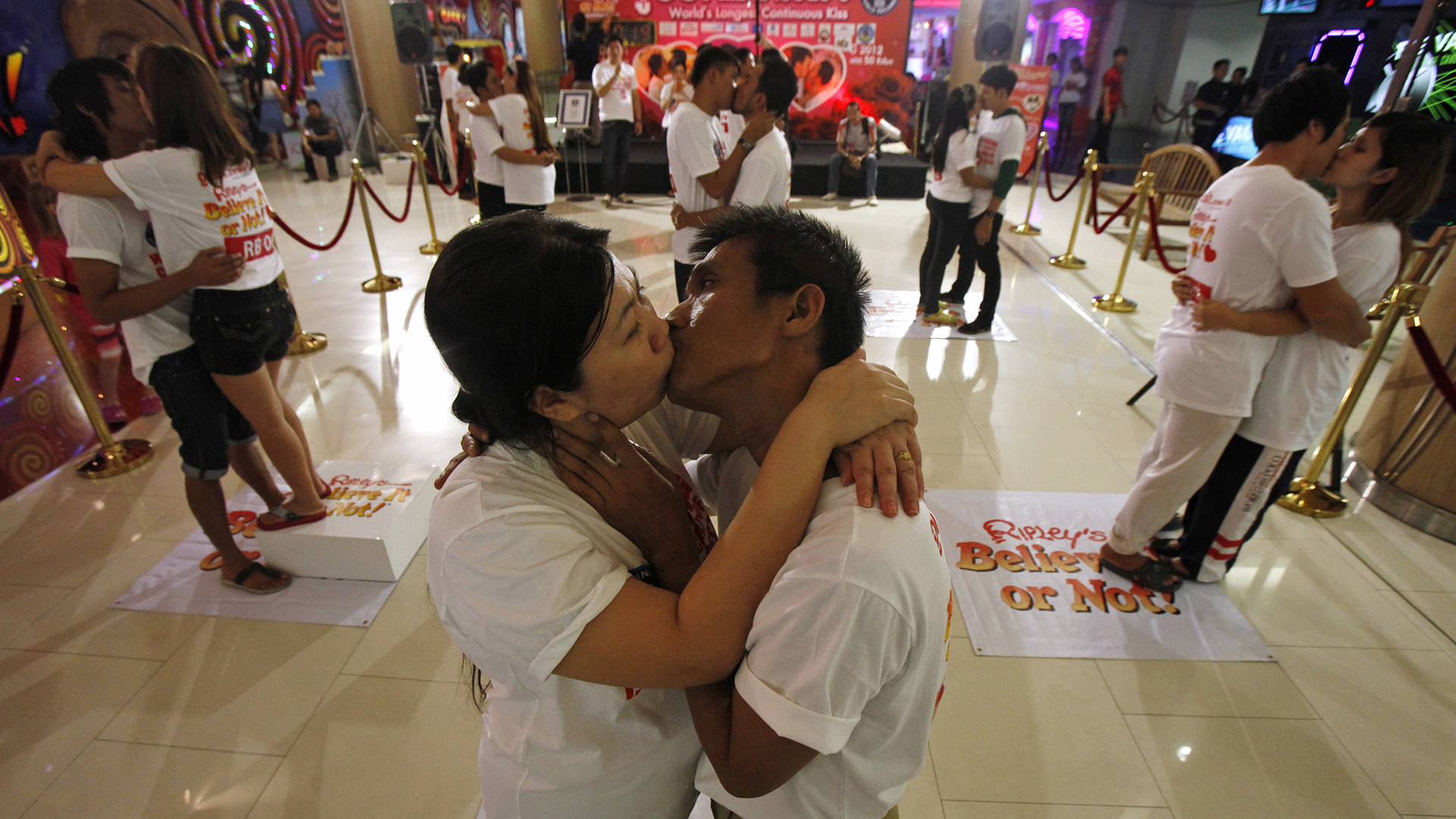 Ekachai Tiranarat, de 44 años, besa a su esposa Laksana Tiranarat, de 33. El concurso se llevó a cabo en la ciudad balnearia de Pattaya, en Thailandia. Ellos consiguieron el récord mundial del beso más largo REUTERS/Chaiwat Subprasom 