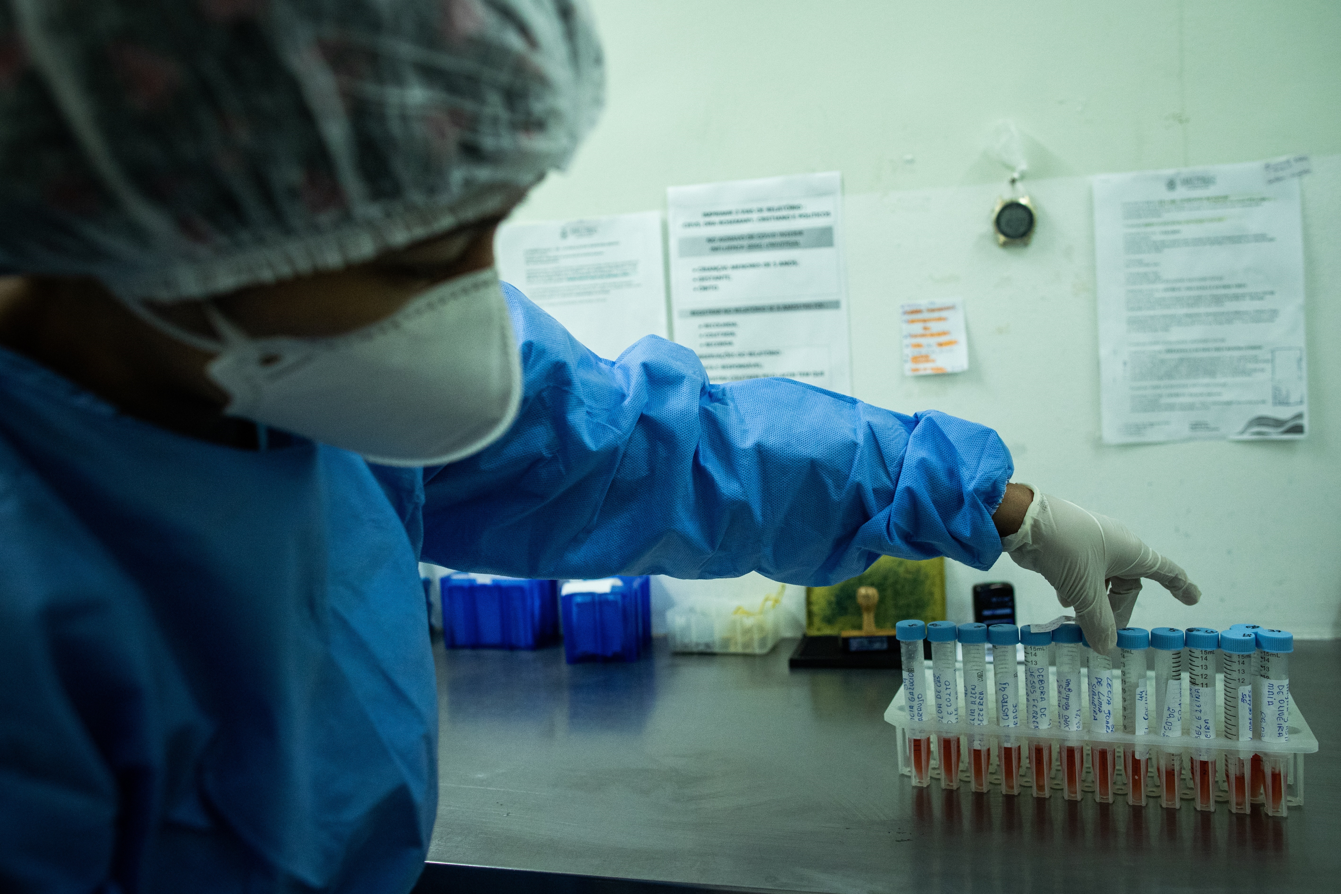 La nueva variante fue identificada en el 5,86 % de 376 muestras de sangre de pacientes con coronavirus que fueron analizadas genéticamente en marzo y abril de este año, informó la secretaría regional de Salud de Río de Janeiro en un comunicado divulgado este jueves. EFE/ Raphael Alves/Archivo