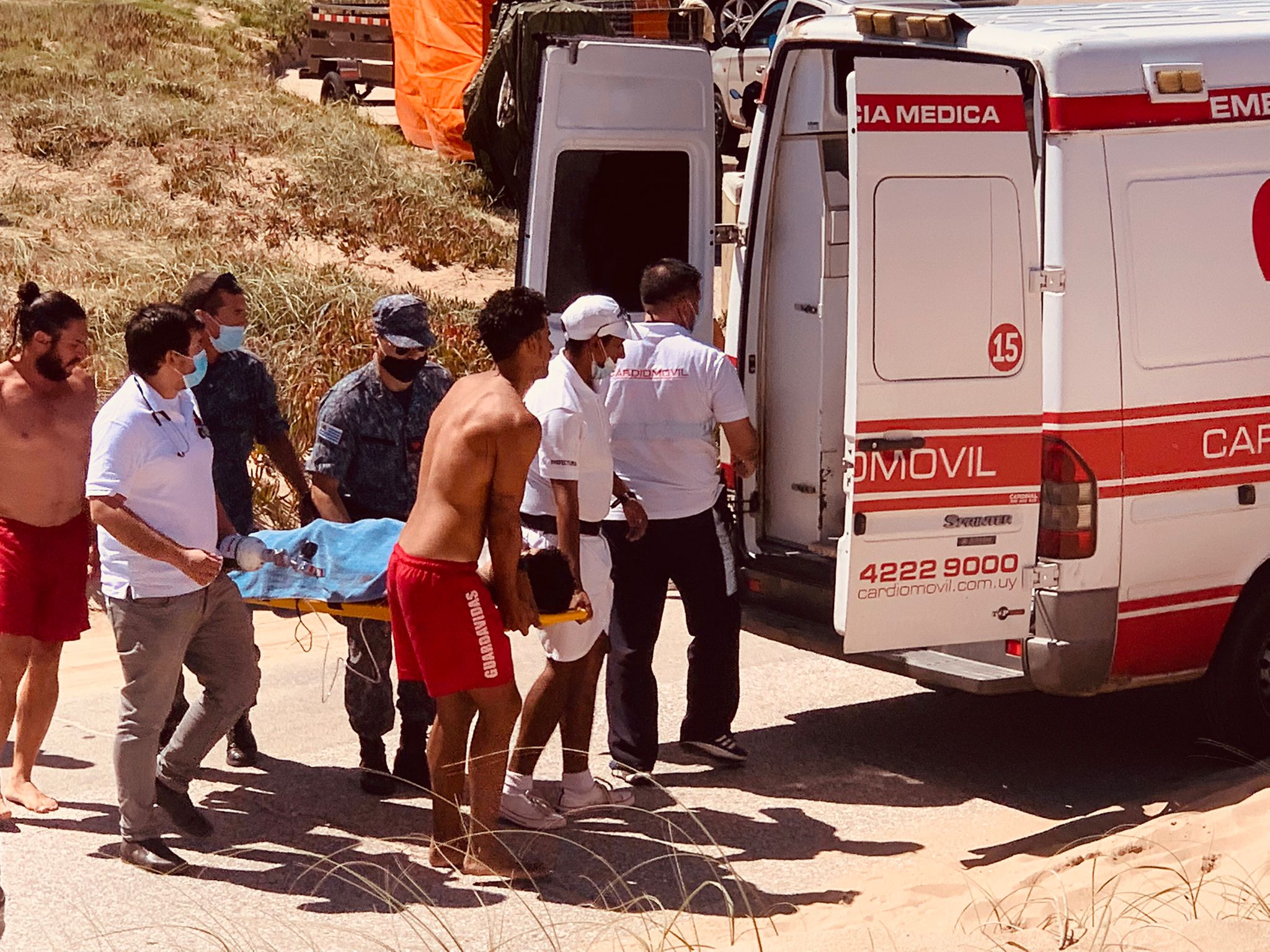 Seis argentinos fueron arrastrados por la marea en Punta del Este: dos fueron hospitalizados por asfixia (fotos Marcelo Gallardo)