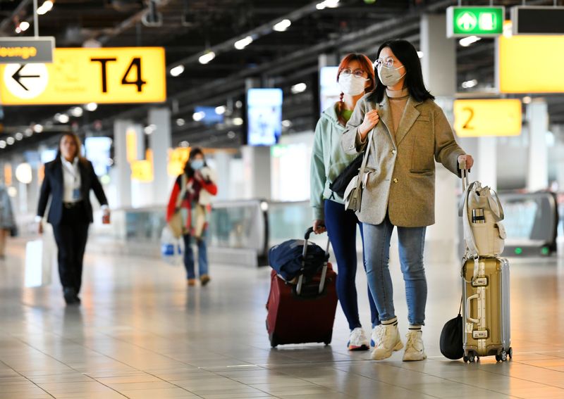 Imagen de archivo de viajeros en el aeropuerto de Schiphol en Ámsterdam, Holanda. 2 abril 2020. REUTERS/Piroschka van de Wouw