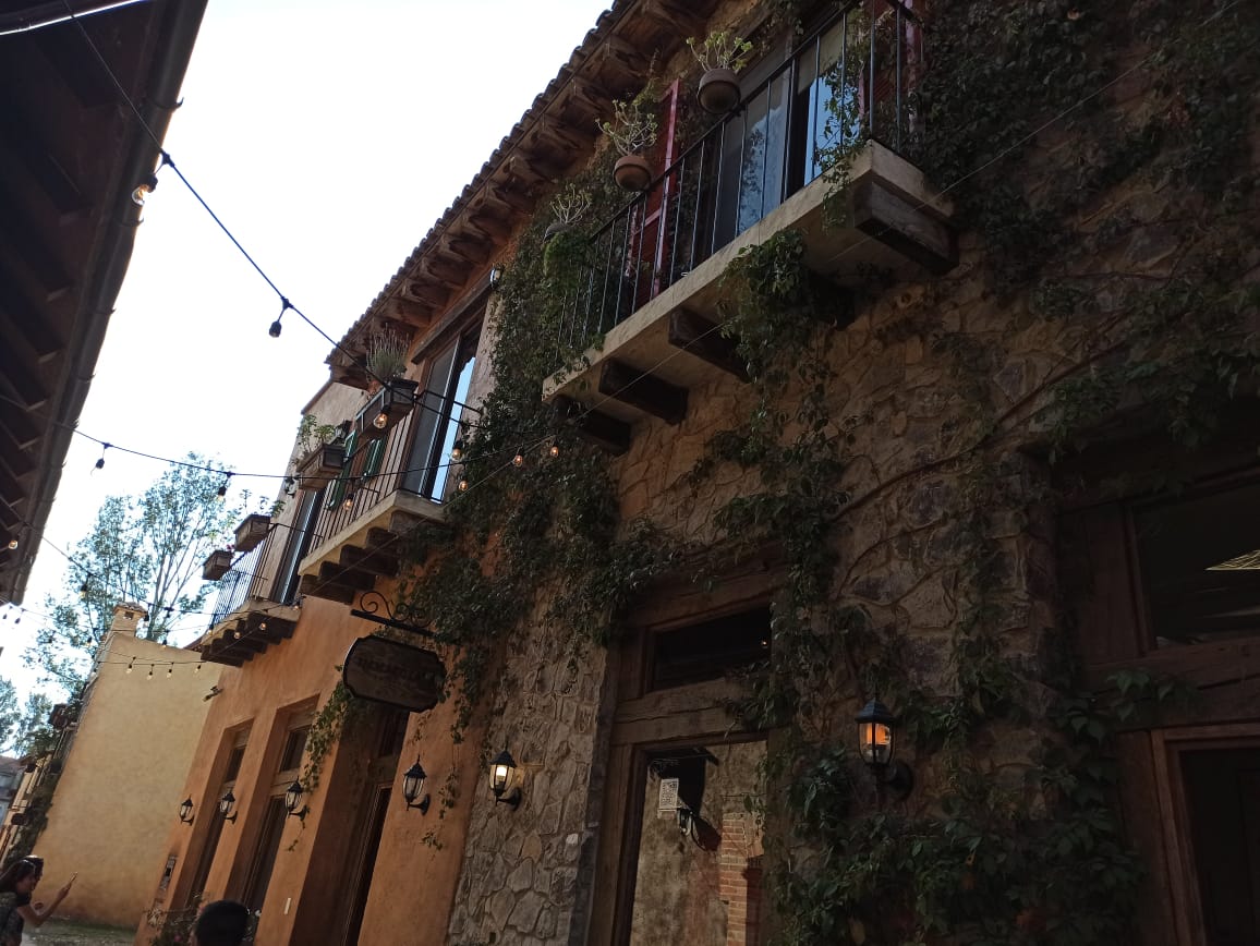 Val 'Quirico tiene edificaciones inspiradas en la arquitectura italiana con casas hechas de adobe, piedra, madera y balcones adornados con flores naturales. (Foto: Fanny Padilla)