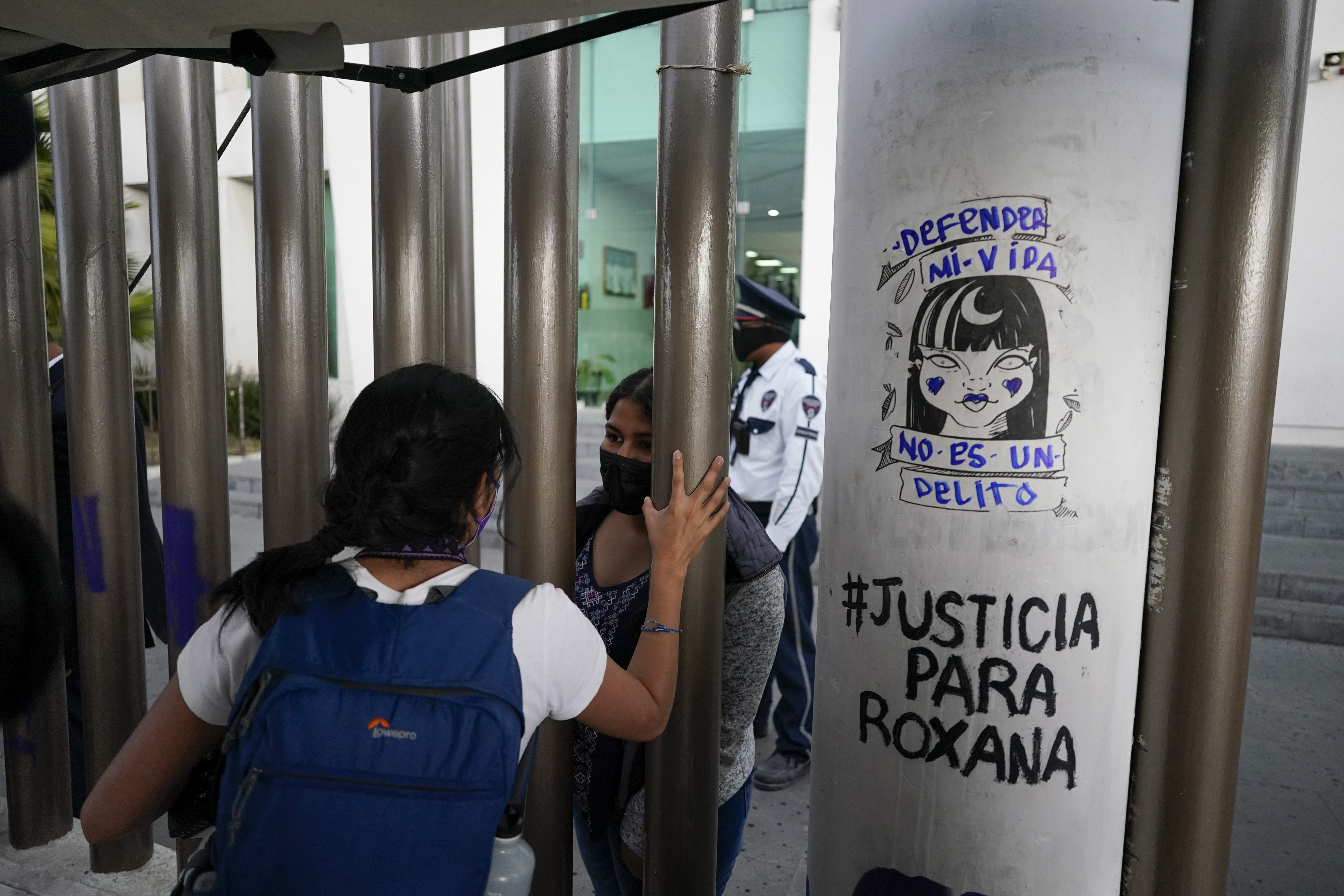 Archivo/Roxana Ruiz, detrás de la reja, habla desde el interior del complejo de la corte el día de su audiencia en que es acusada de matar a su agresor, en Chimalhuacán (AP Foto/Eduardo Verdugo)