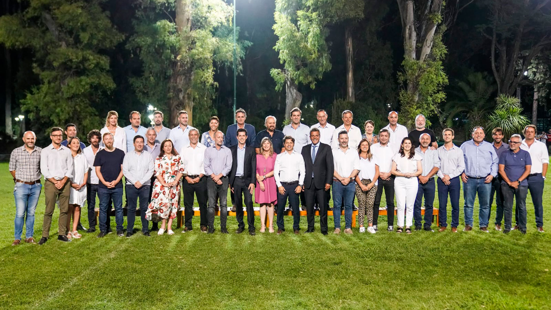 La foto en Merlo de la que participaron Axel Kicillof, Sergio Massa, "Wado" De Pedro y MÃ¡ximo Kirchner junto a intendentes bonaerenses para lanzar la mesa polÃ­tica del Frente de Todos en la provincia de Buenos Aires 