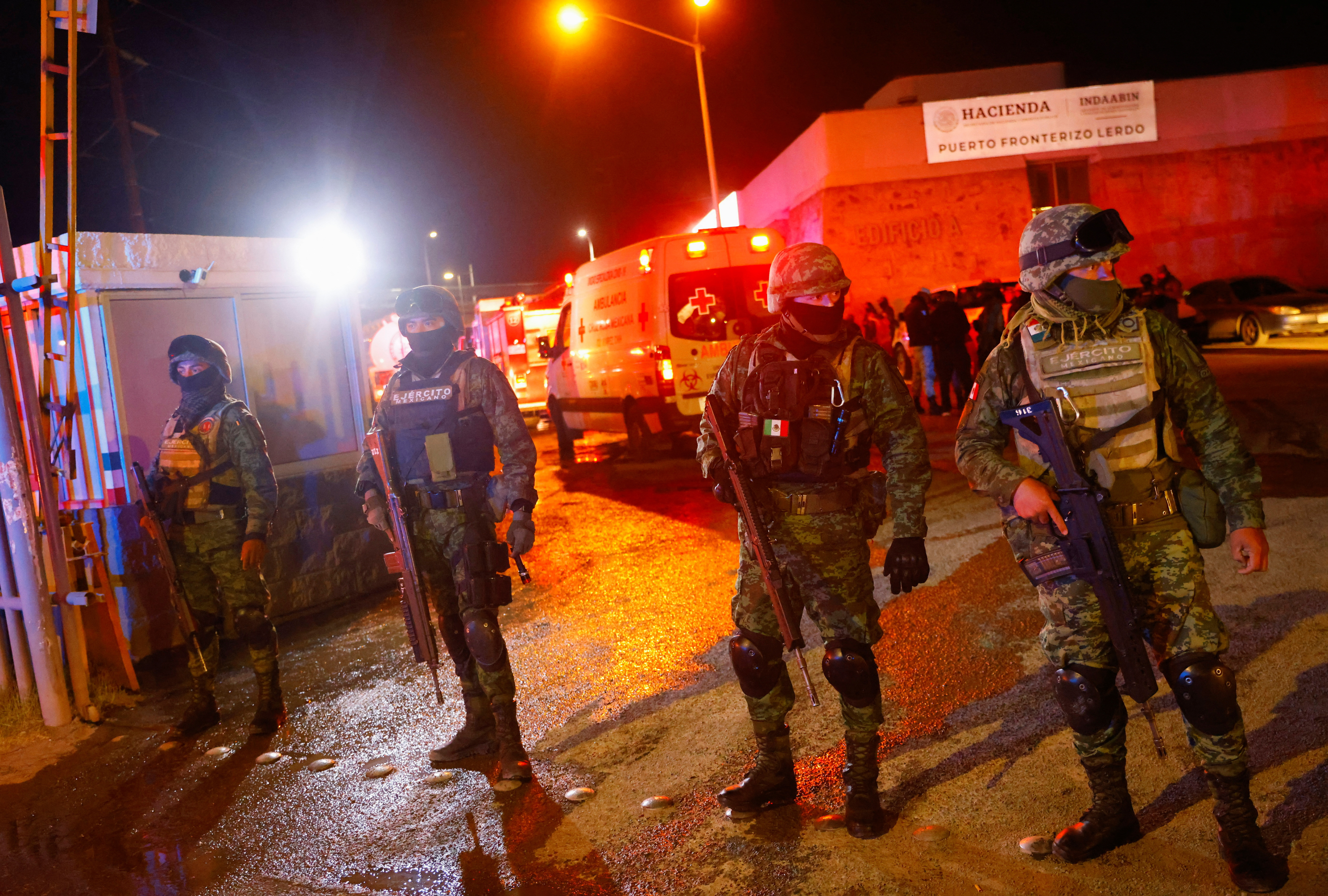 El siniestro provocó una intensa movilización de las fuerzas federales y los servicios de emergencia. (REUTERS/José Luis González)
