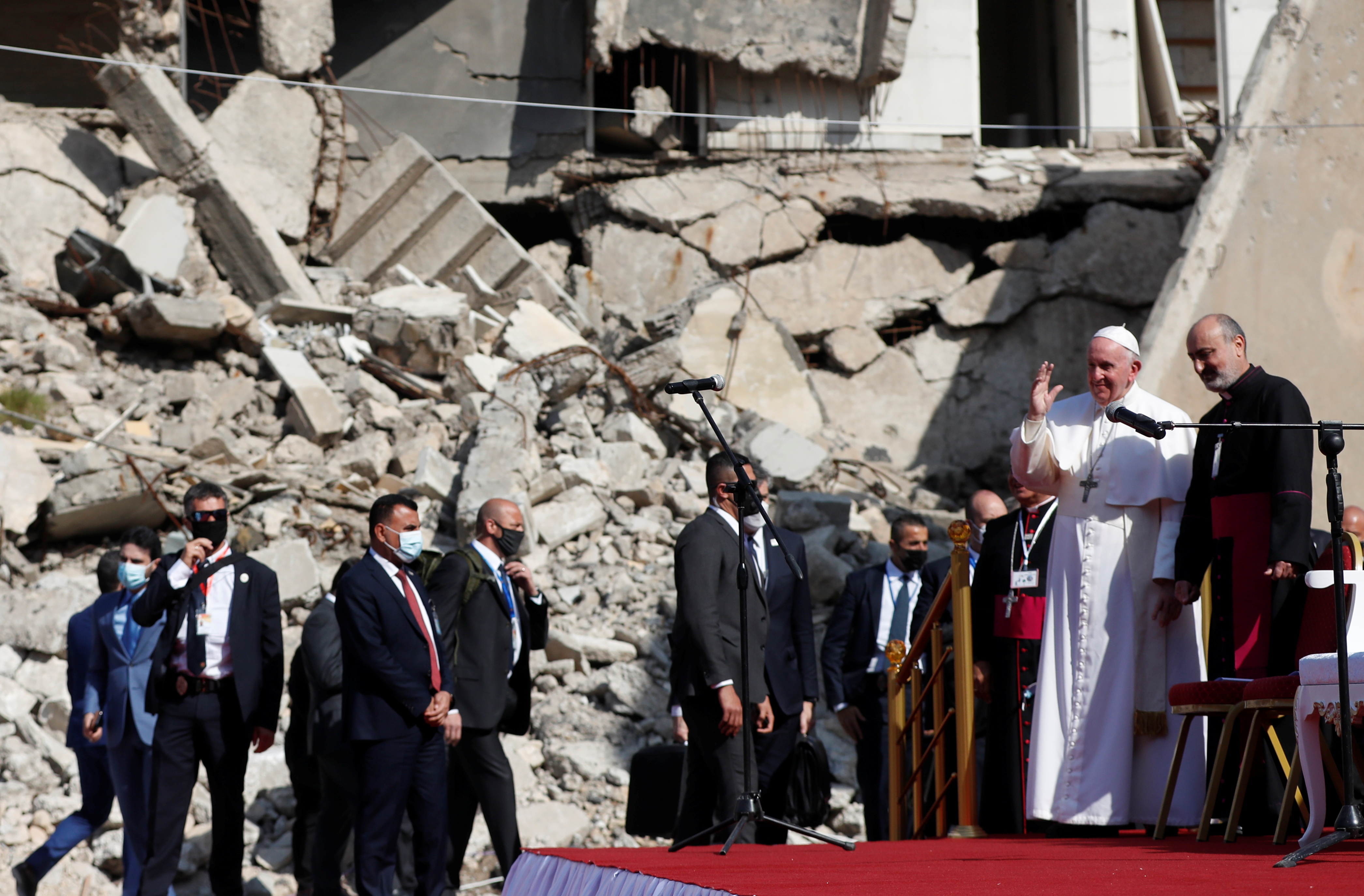 El Papa Francisco llega para orar por las víctimas de la guerra en 'Hosh al-Bieaa', en la Plaza de la Iglesia, en la ciudad vieja de Mosul

