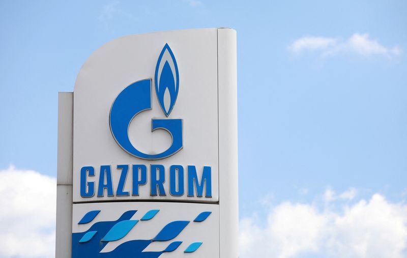 FOTO DE ARCHIVO. El logotipo de la compañía energética rusa Gazprom en una estación de repostaje, en Sofía, Bulgaria. 27 de abril de 2022. REUTERS/Spasiyana Sergieva