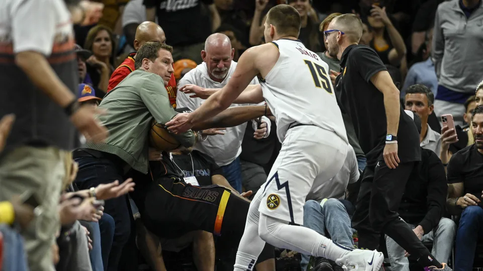 Nikola intenta sacarle la pelota al dueño de los Phoenix Suns (Foto: Getty)