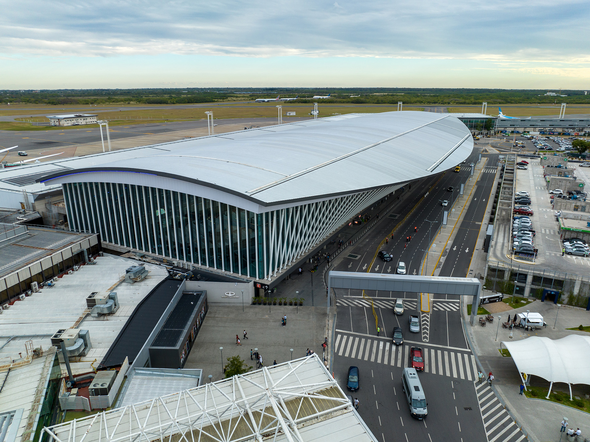La nueva terminal dispone de un estacionamiento de cinco niveles y 7.000 lugares