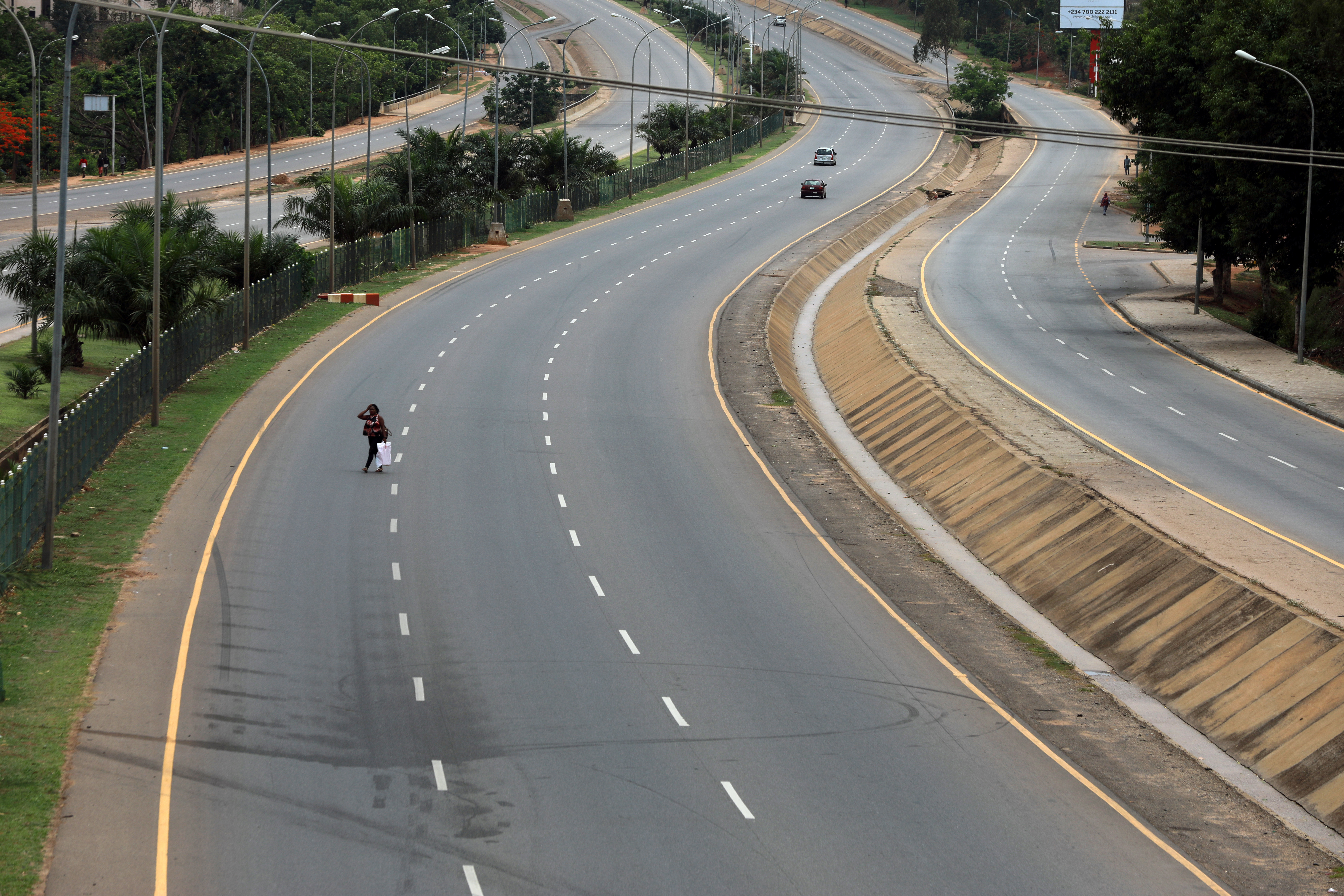 AHORA - Una mujer cruza una calle desierta en Abuja, Nigeria (REUTERS/Afolabi Sotunde)