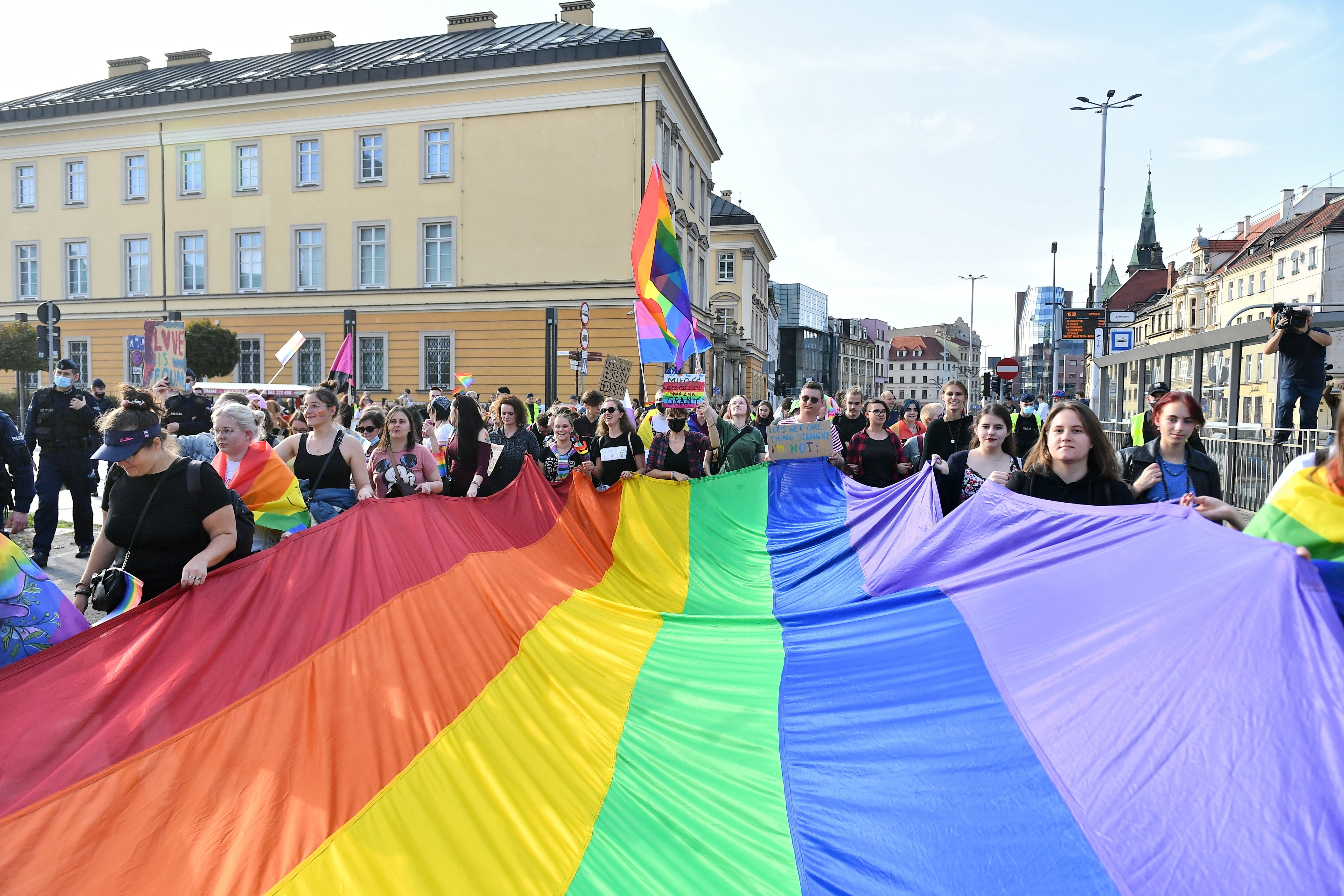 Vista de una bandera del colectivo LGBT. Fotografía de archivo. EFE/Maciej Kulczynski
