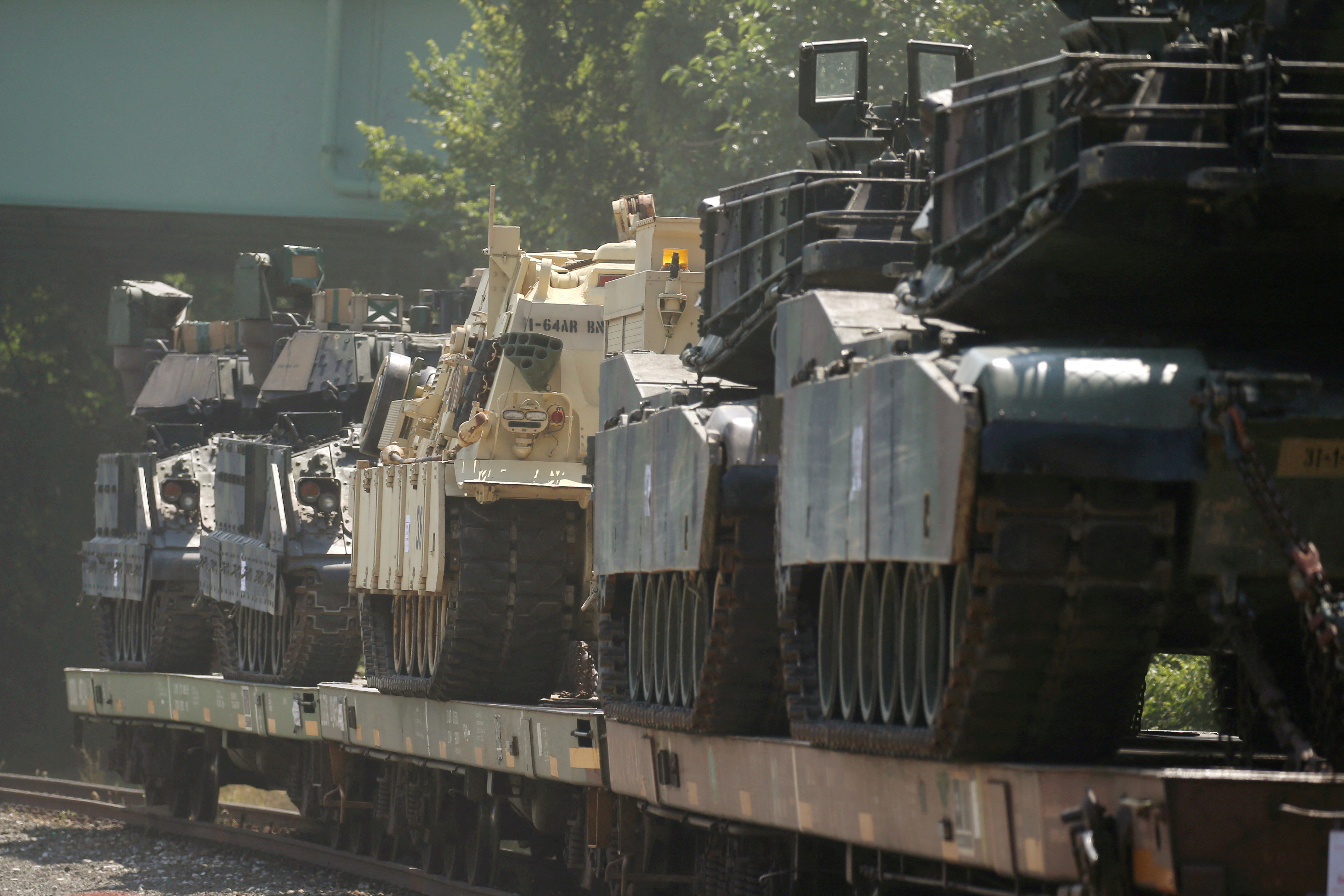 Tanques M1 Abrams y otros vehículos blindados en vagones planos en un patio ferroviario en Washington, Estados Unidos, 2 de julio de 2019. REUTERS/Leah Millis/Archivo
