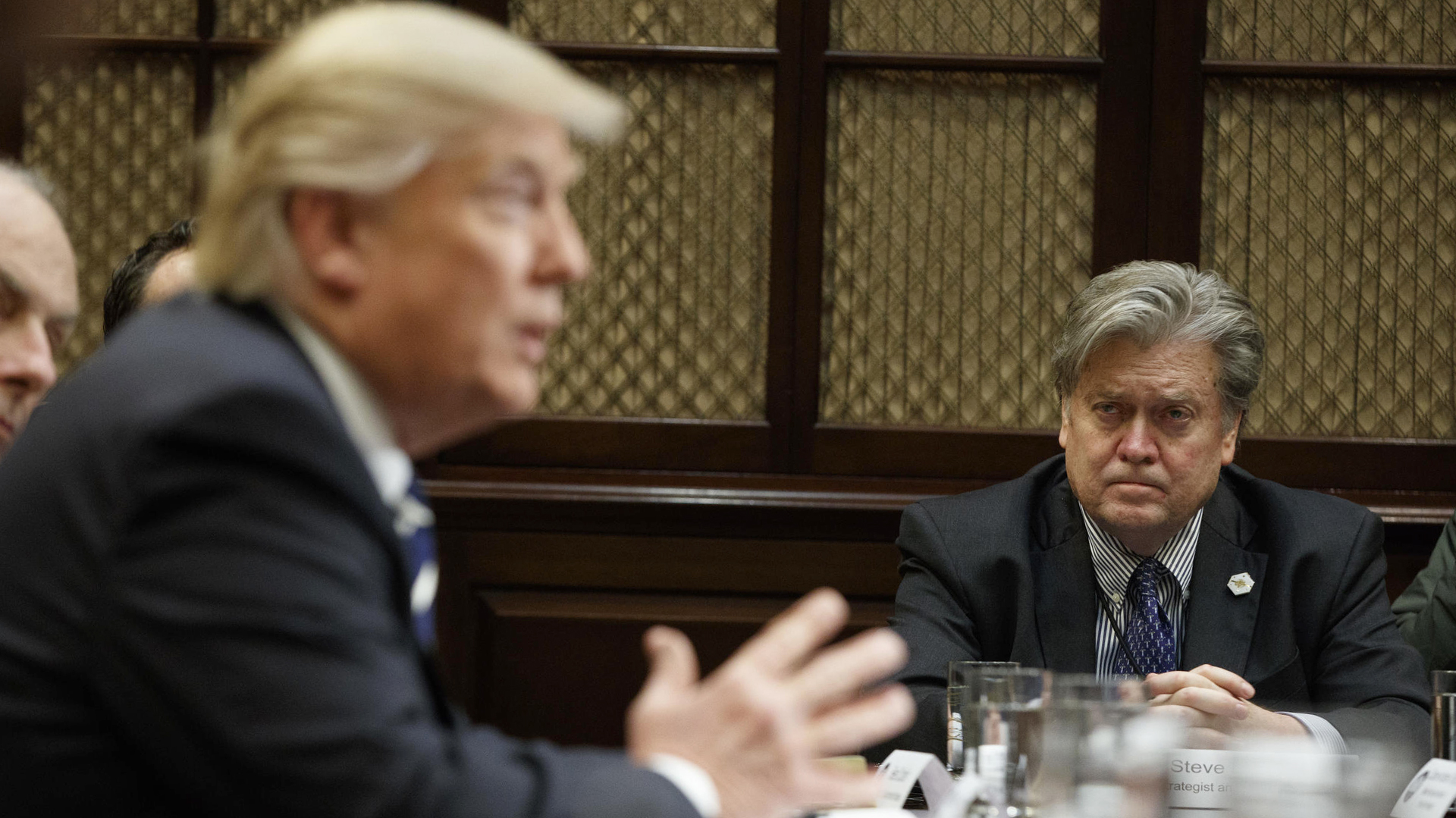 Foto de archivo de Bannon junto a Trump en una reunión en la Casa Blanca (AP)