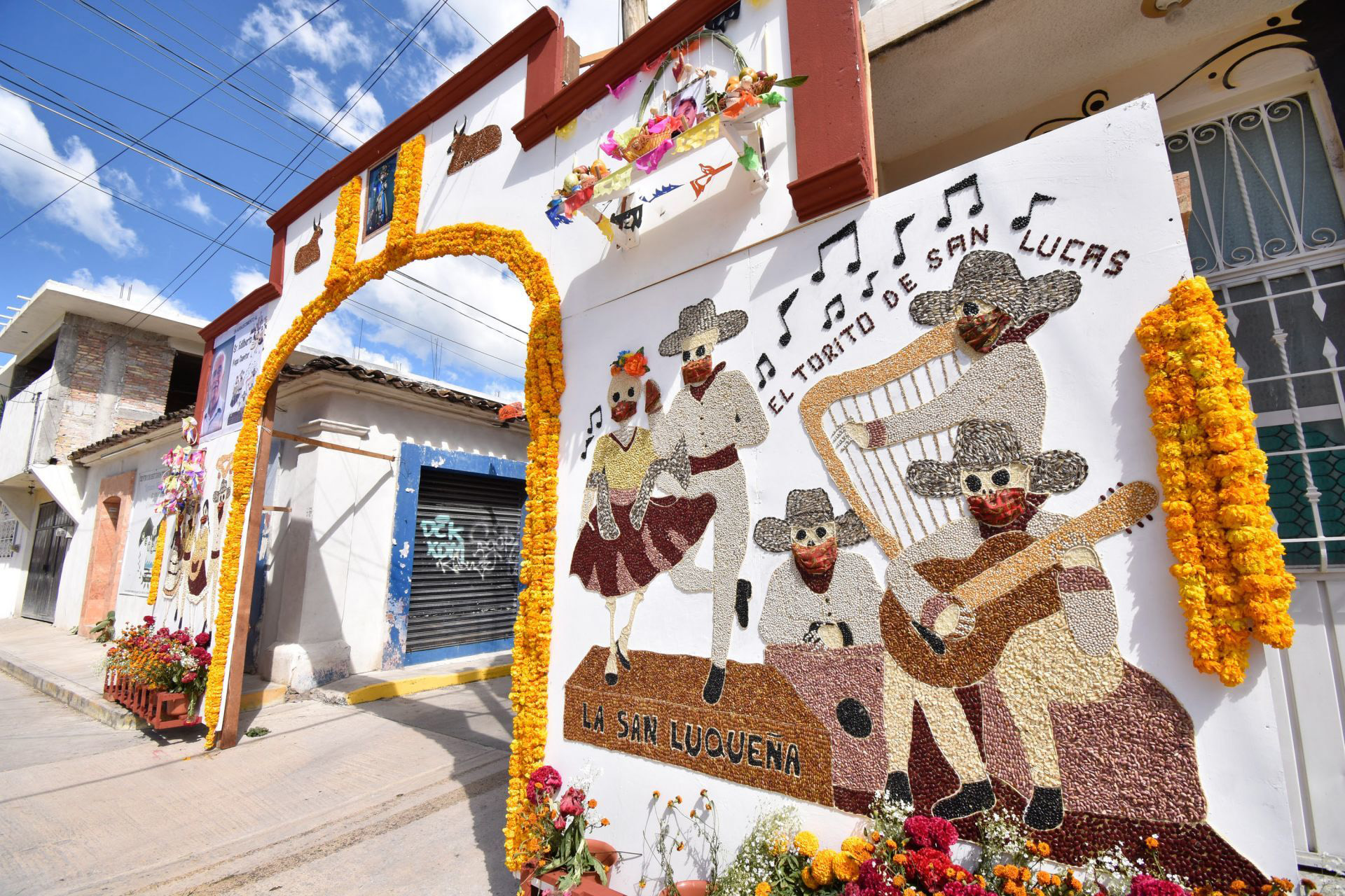 En Tixtla solo dos barrios elaboraron los famosos arcos decorativos por el Día de Muertos, esto a pesar del llamado de las autoridades de que se cancelarán los eventos que pudieran convocar a muchas personas, debido a la pandemia de Covid-19.