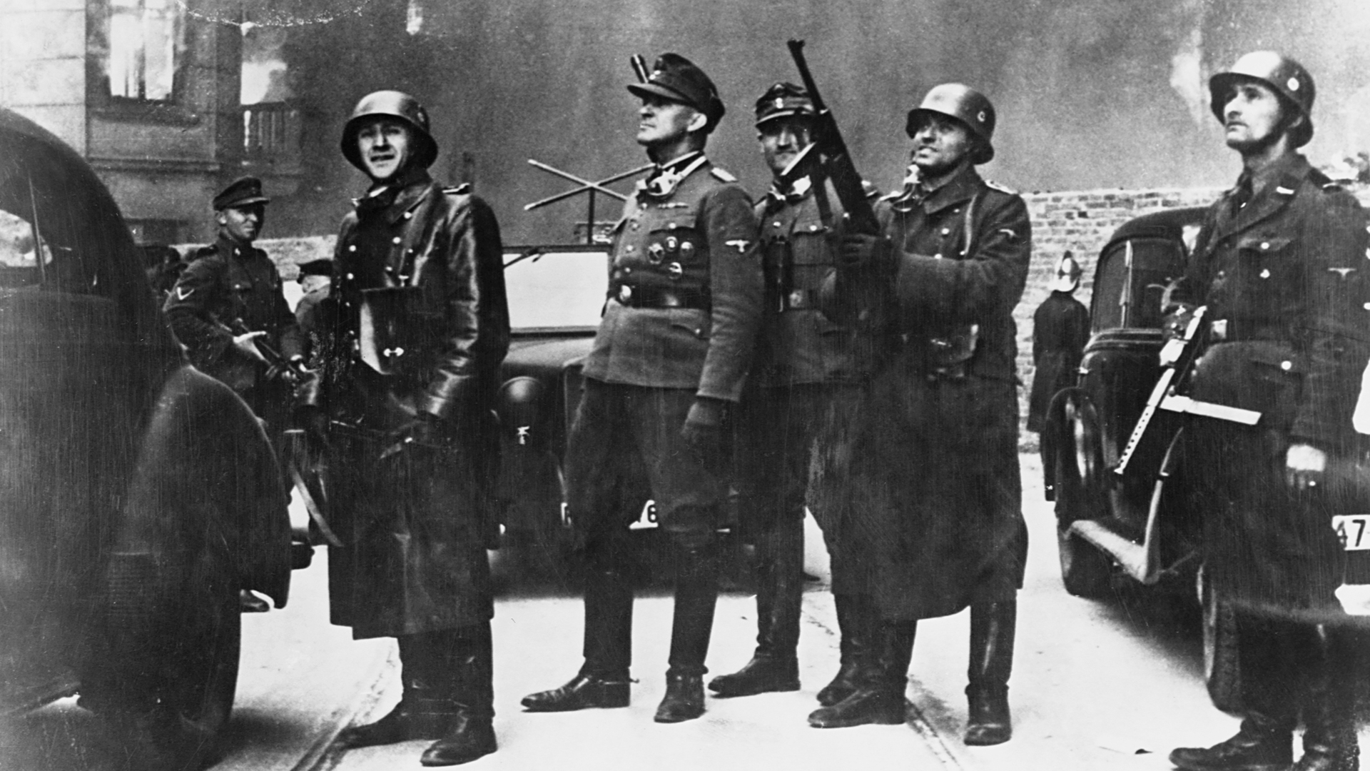 El General Jurgen Stroop observa como sus tropas destruyen el Gueto de Varsovia y acaban con la vida de los resistentes (Photo by © CORBIS/Corbis via Getty Images)