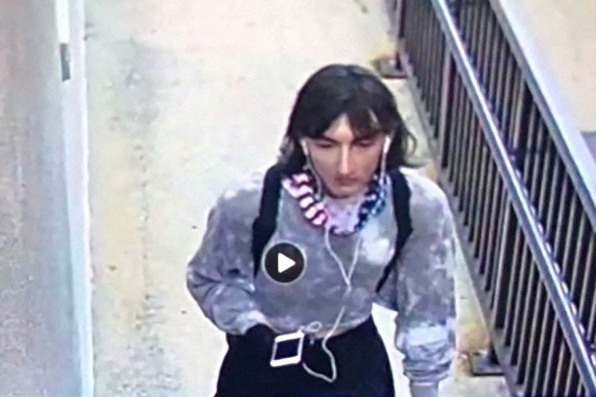 Una cámara de vigilancia captó una persona que la policía cree que es Robert E. Crimo III vestido con ropa de mujer el 4 de julio de 2022 (Departamento de Policía de Highland Park/Reuters)