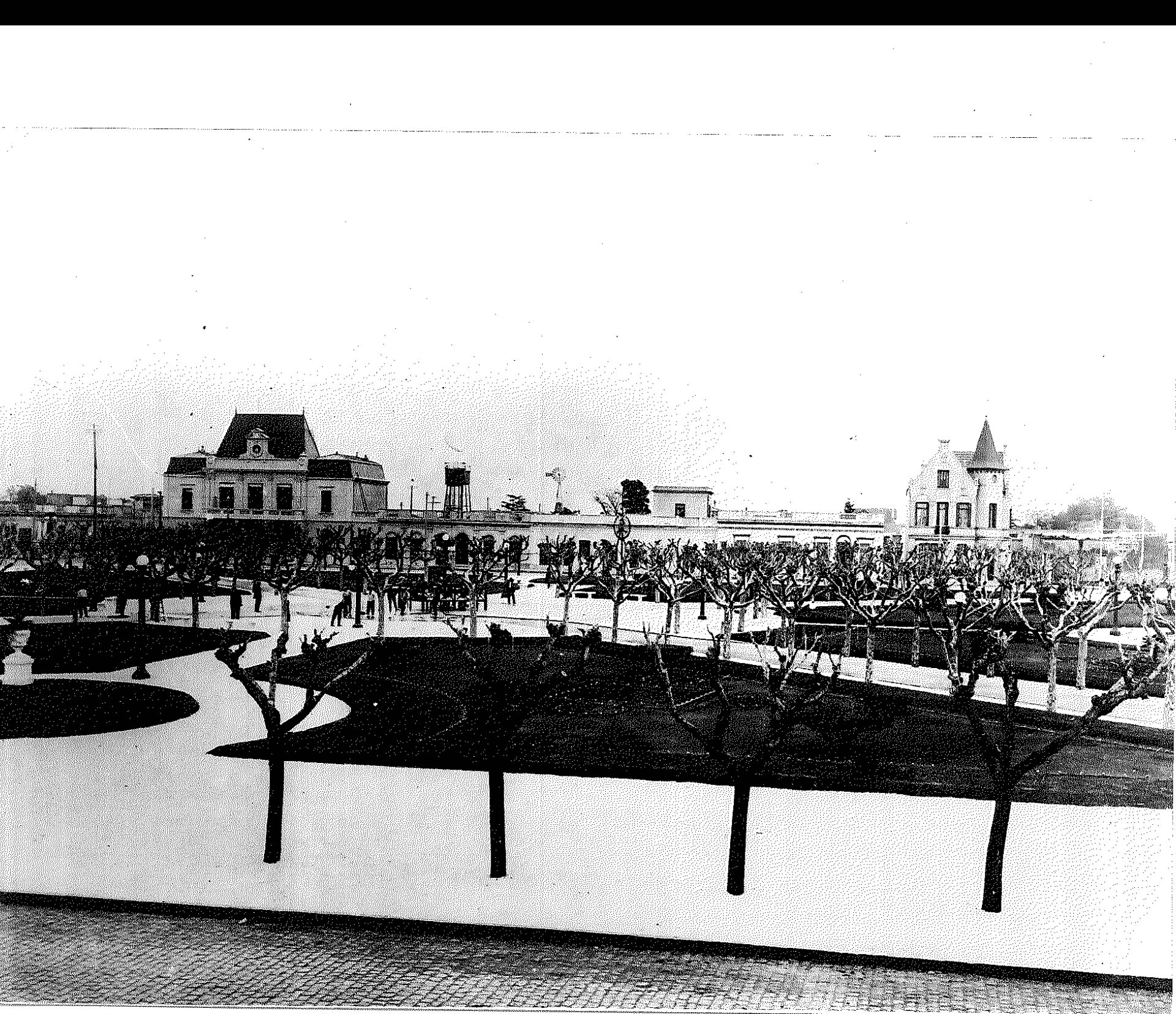 Lomas de Zamora-La Plaza Grigera a comienzos del siglo XX, cuando aún no existía el monumento sanmartiniano (Col. OADM)