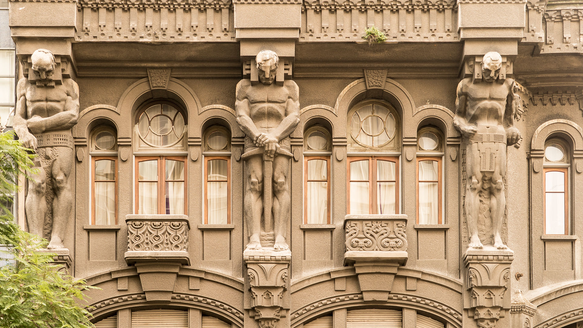 Distintas culturas y simbolismo son parte de la esencia de este inmueble protegido por la Ciudad de Buenos Aires (Foto Gentileza: Iván Buenosaires)