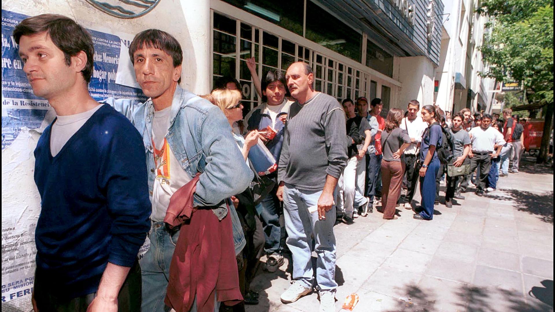 Gente haciendo cola para retirar sus depósitos en Buenos Aires en diciembre de 2001 al  implementarse el corralito (Diego Giudice/KRT/ABACA)
