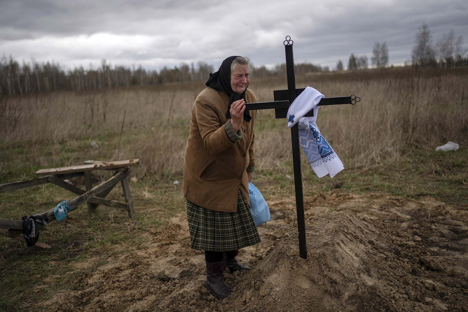 Nadiya Trubchaninova, de 70 años, llora sobre la tumba de su hijo asesinado por las tropas rusas