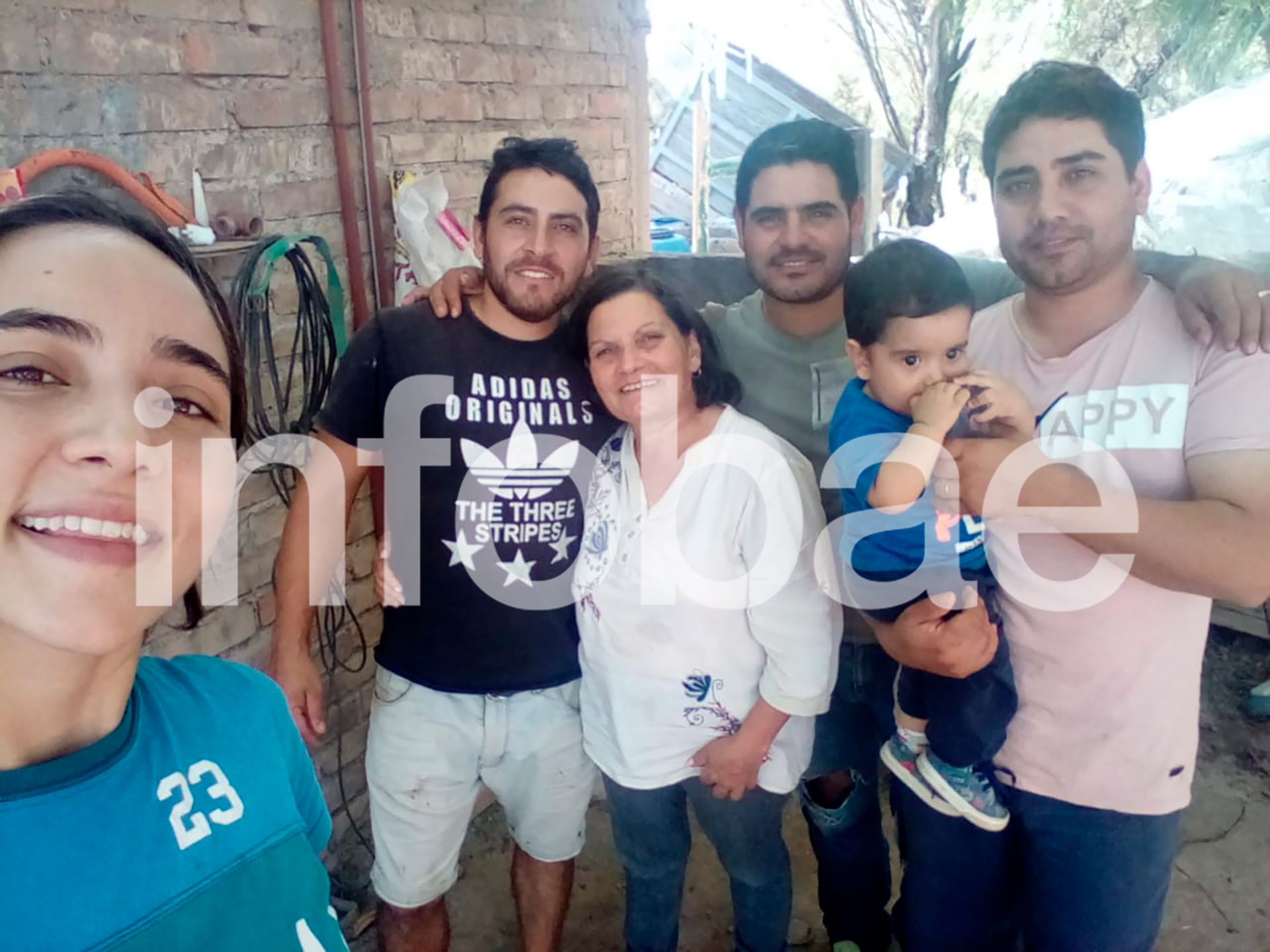 María del Valle, tomándose una selfie con su madre, sus tres hermanos y un sobrino, en el último fin de semana que pasó con ellos (Gentileza: Familia González López)